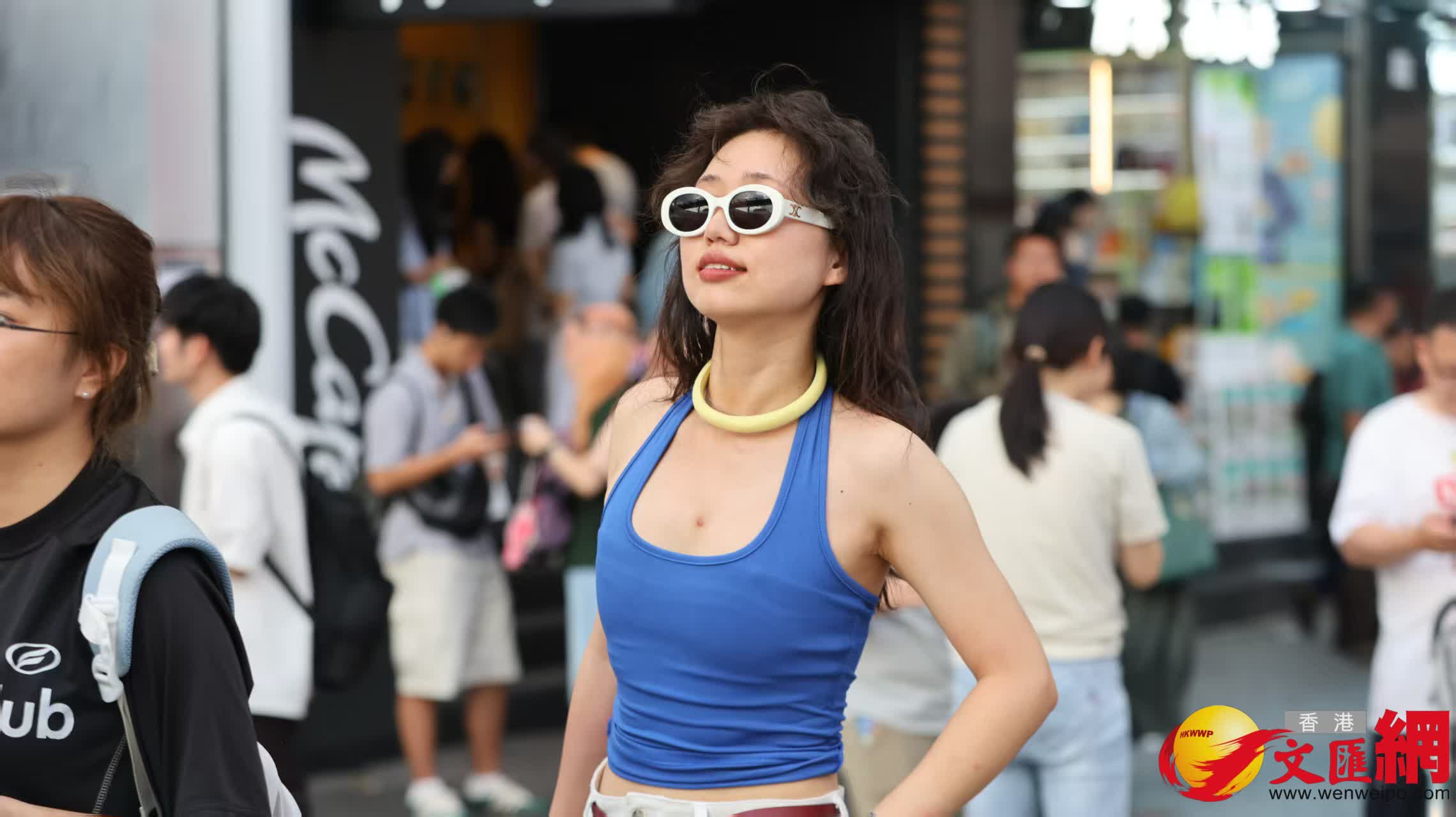 尖沙咀天星碼頭一帶市民出行。(香港文匯報記者 黃艾力 攝) 尖沙咀天星碼頭一帶市民出行。(香港文匯報記者 黃艾力 攝)