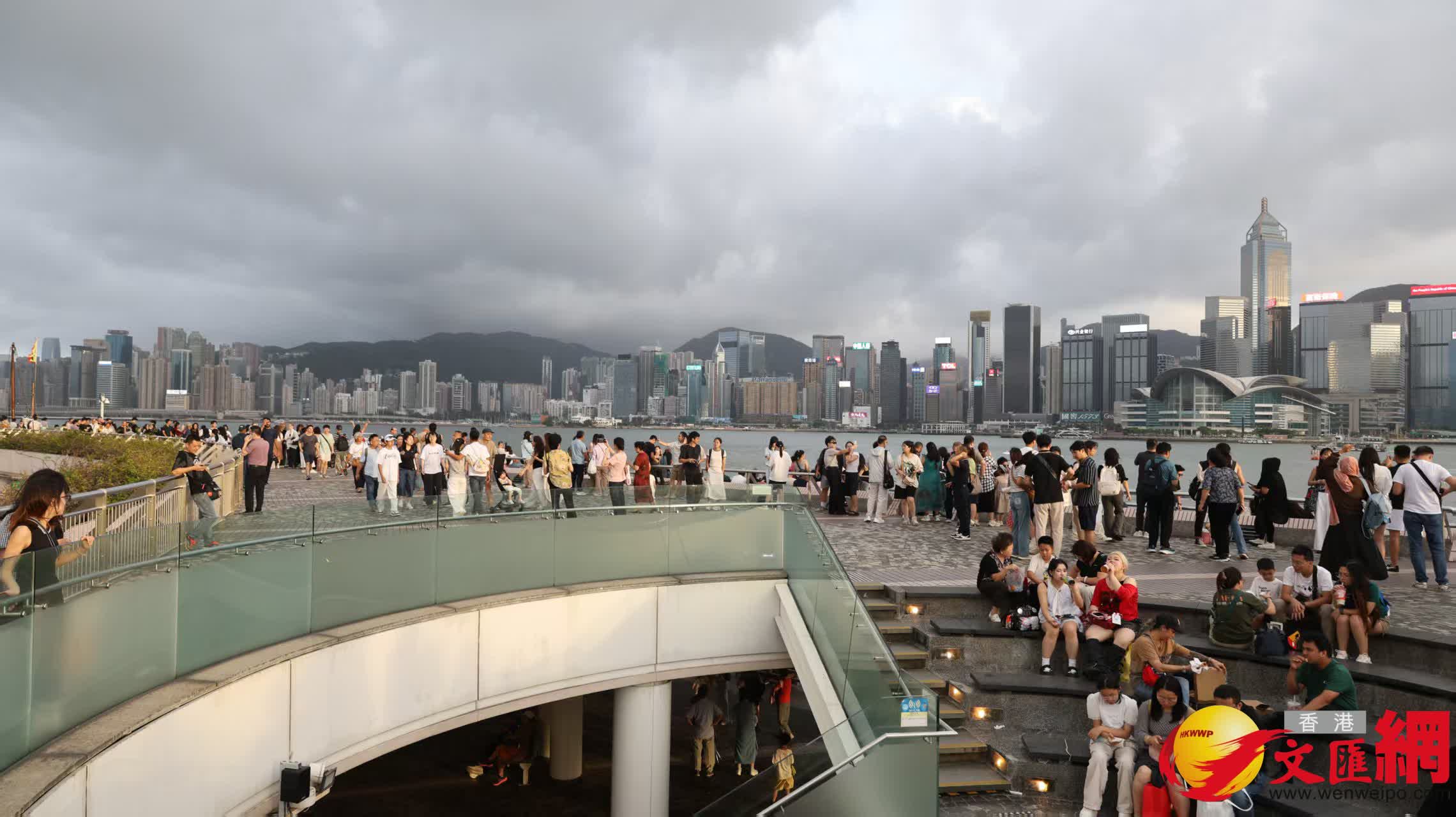 尖沙咀天星碼頭一帶市民出行。(香港文匯報記者 黃艾力 攝) 尖沙咀天星碼頭一帶市民出行。(香港文匯報記者 黃艾力 攝)