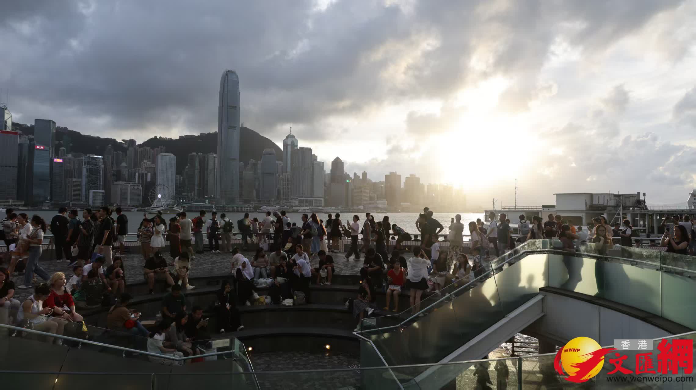 尖沙咀天星碼頭一帶市民出行。(香港文匯報記者 黃艾力 攝) 尖沙咀天星碼頭一帶市民出行。(香港文匯報記者 黃艾力 攝)