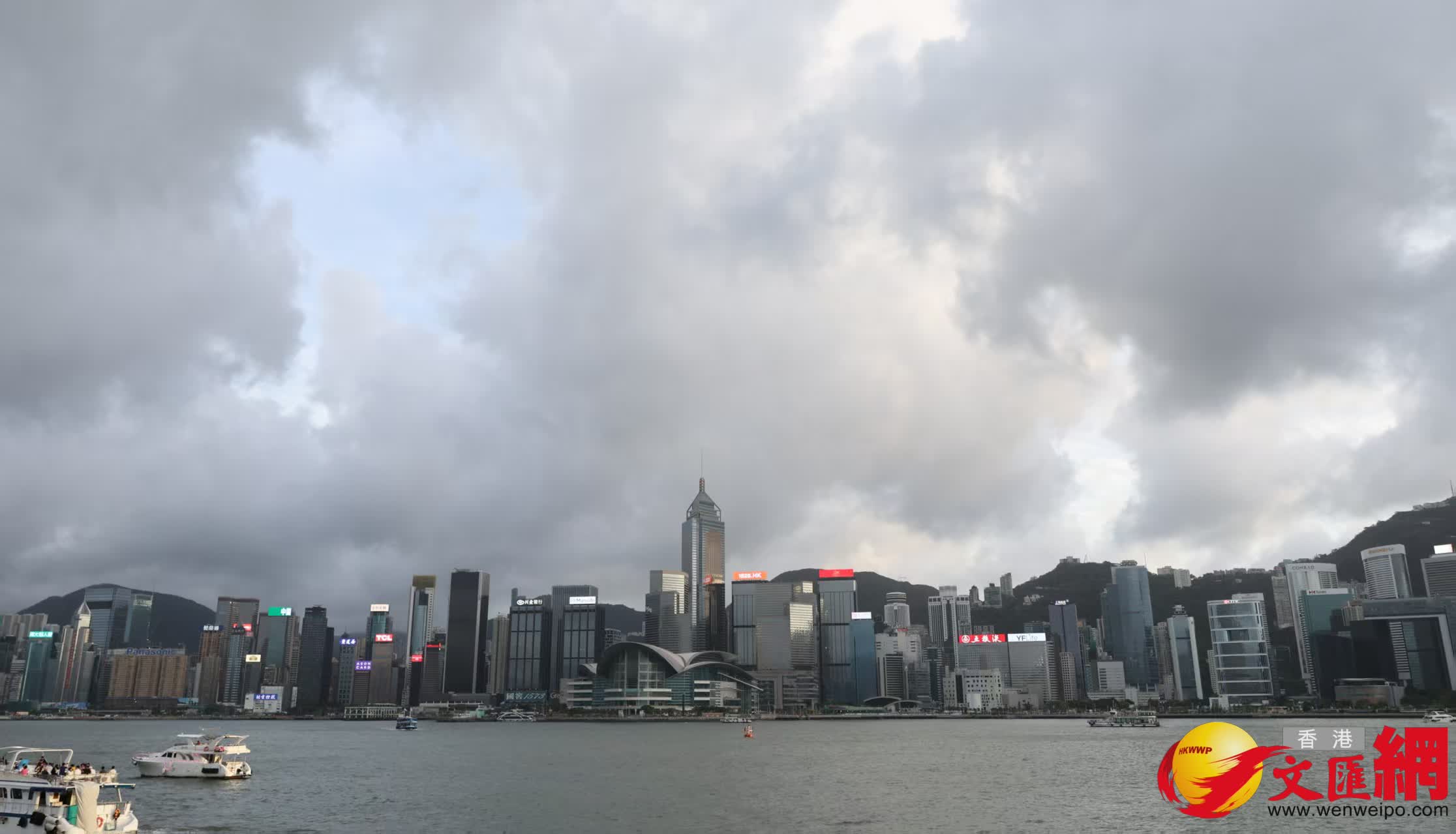 尖沙咀天星碼頭一帶市民出行。(香港文匯報記者 黃艾力 攝) 尖沙咀天星碼頭一帶市民出行。(香港文匯報記者 黃艾力 攝)