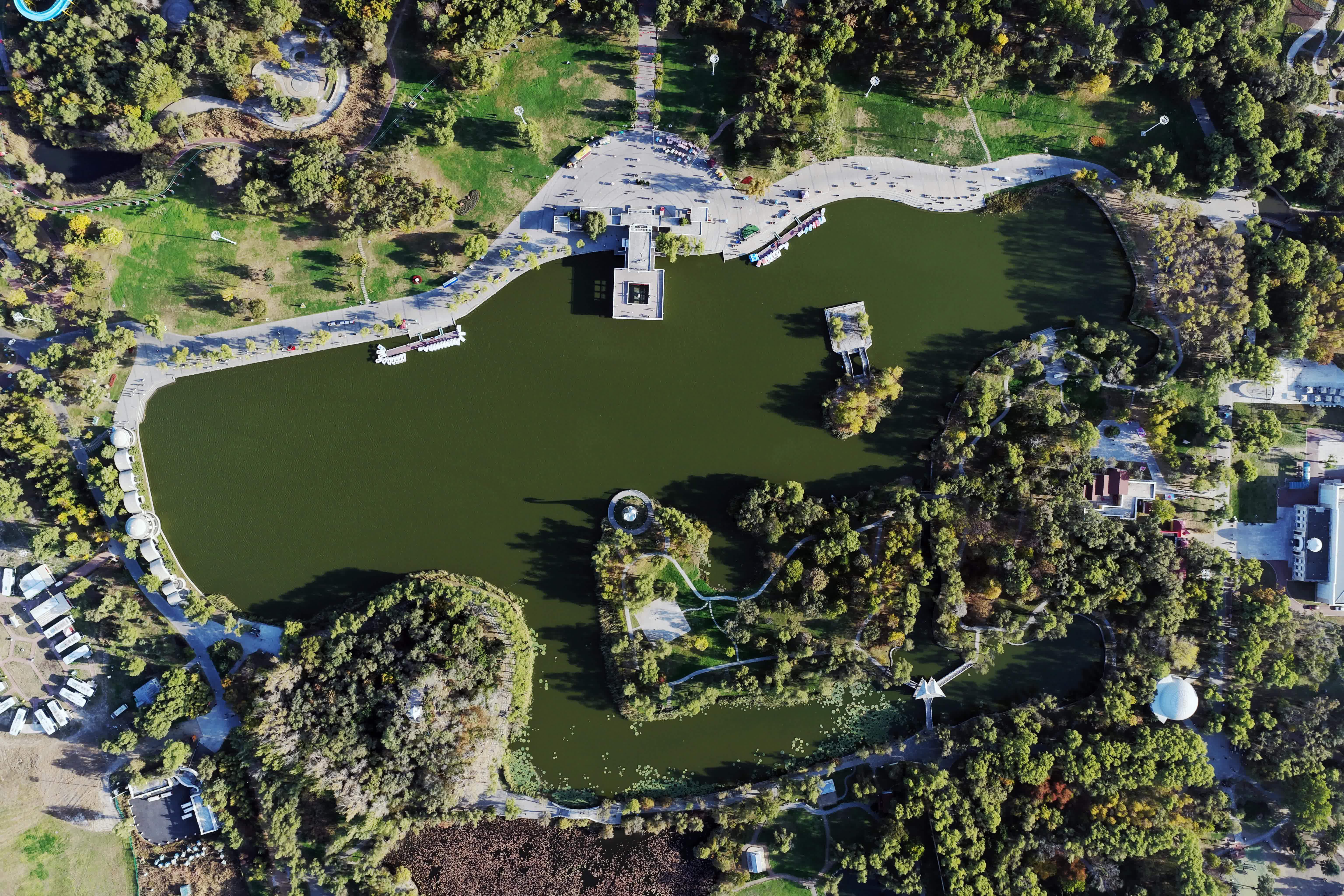 這是10月7日拍攝的哈爾濱太陽島國家濕地公園景色（無人機照片）。（新華社）