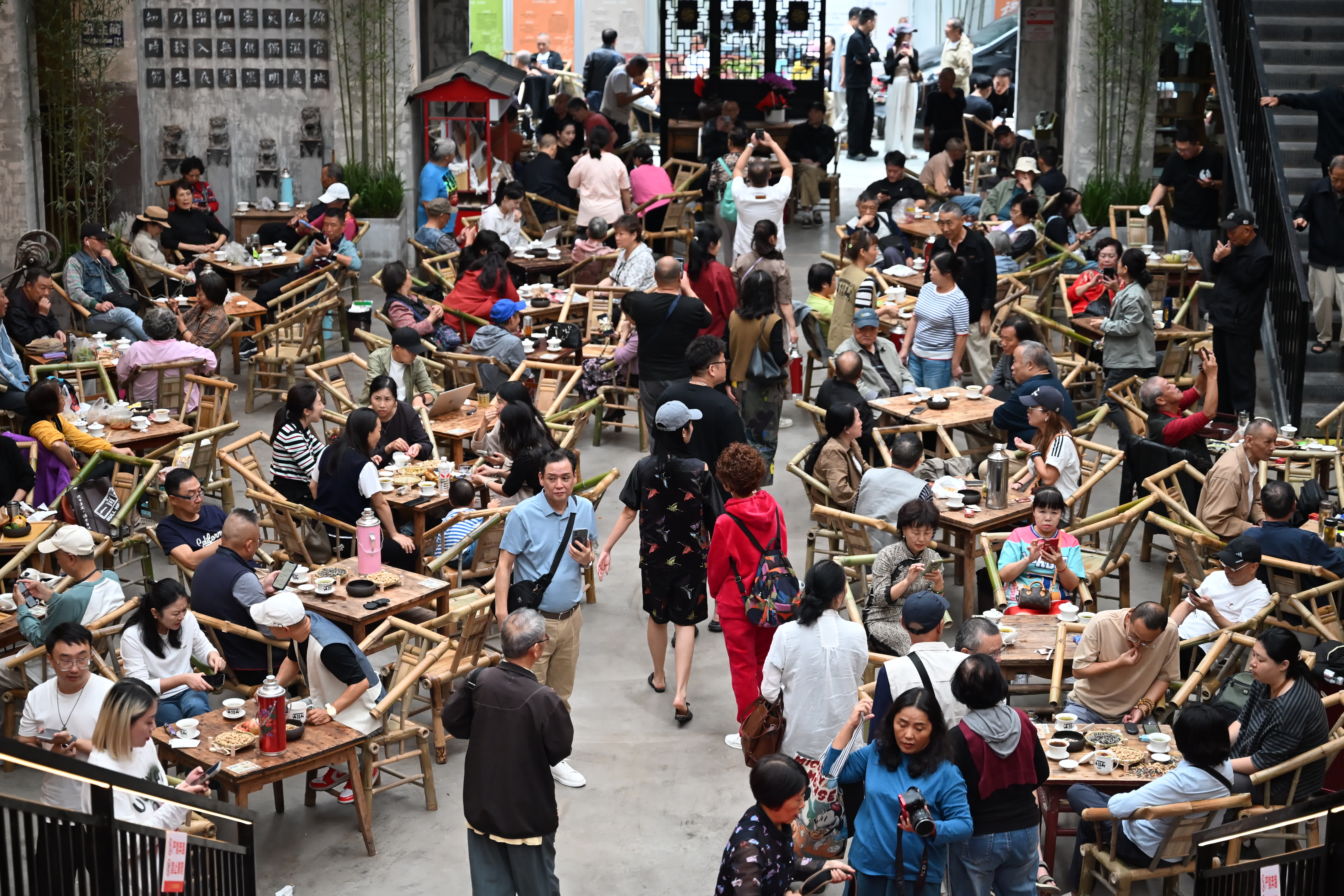10月11日，四川成都金河路附近一間茶館吸引茶客。（中新社）