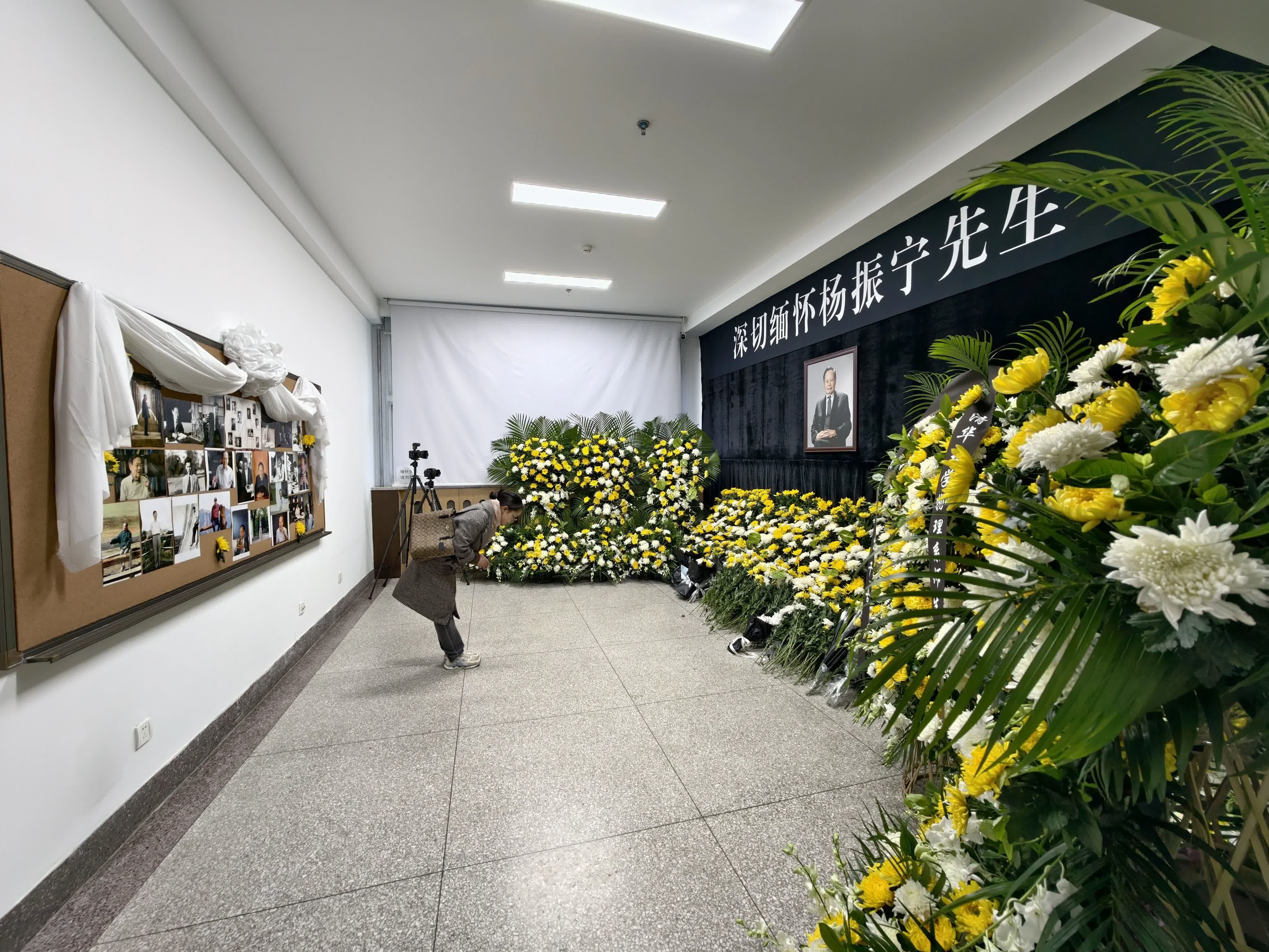 10月19日，一位女士來到清華大學高等研究院悼念楊振寧。（新華社）