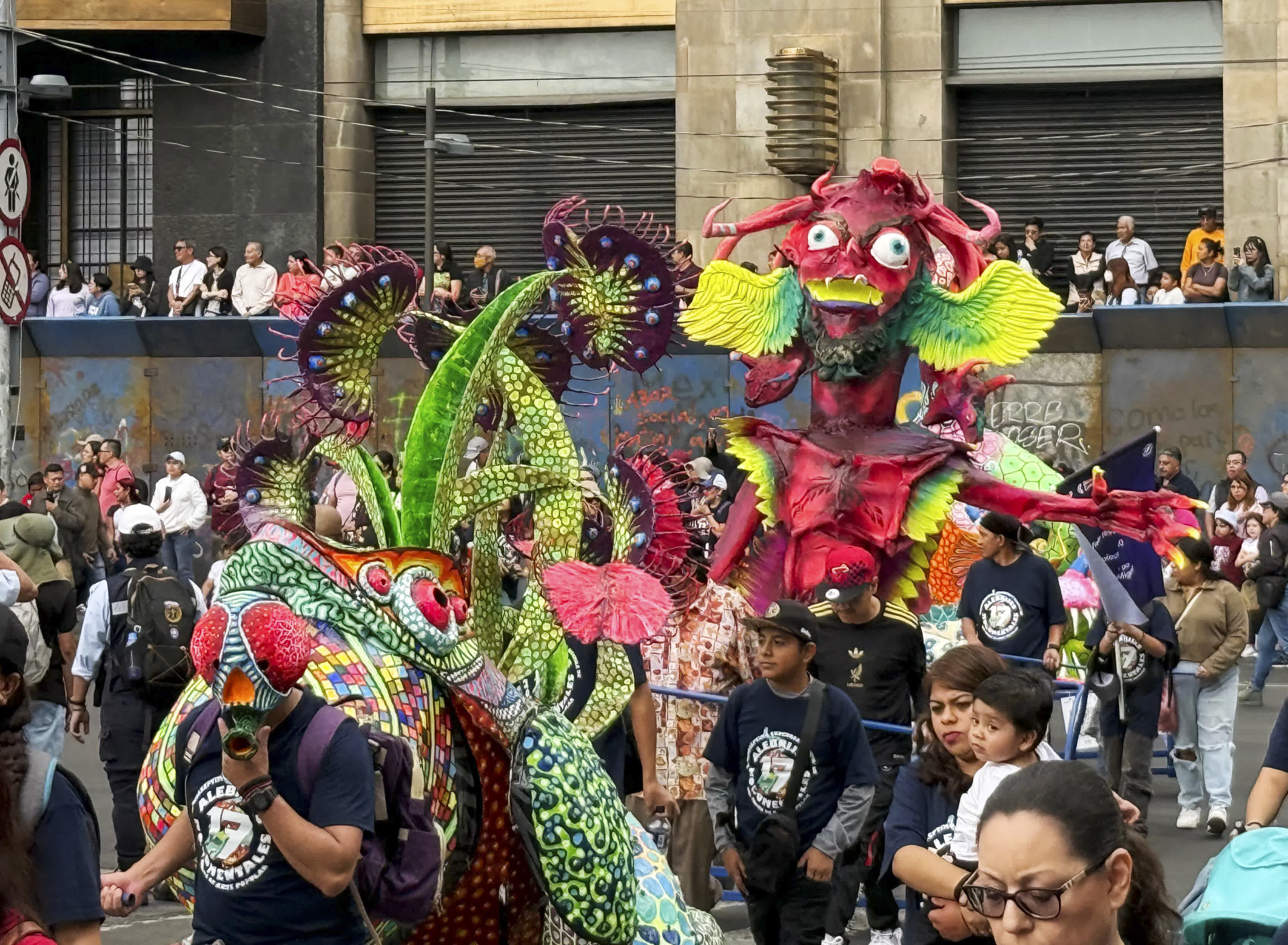 這是10月18日在墨西哥首都墨西哥城拍攝的魔幻動物大遊行現場（手機照片）。（新華社）
