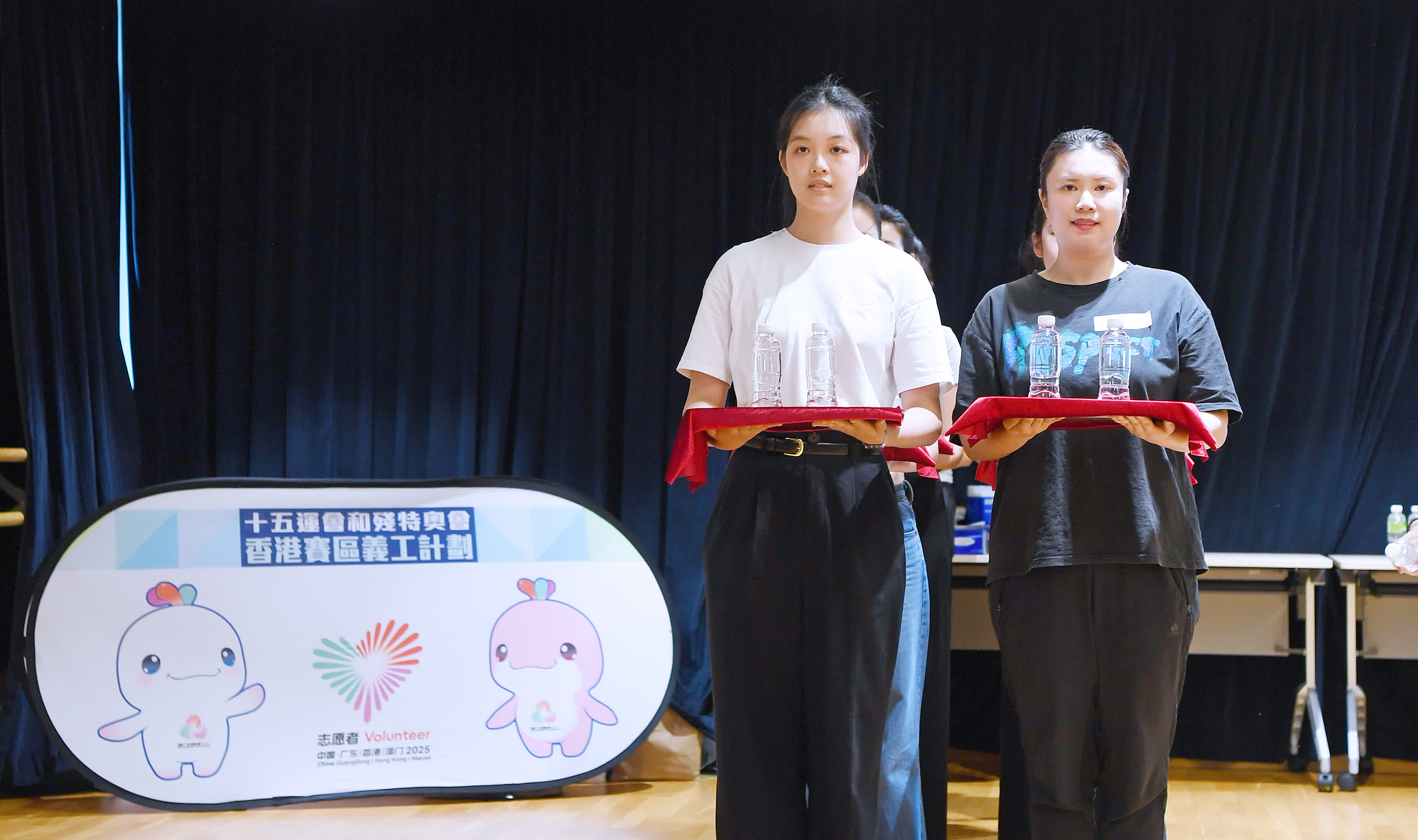 10月19日，義工在接受培訓。（新華社）