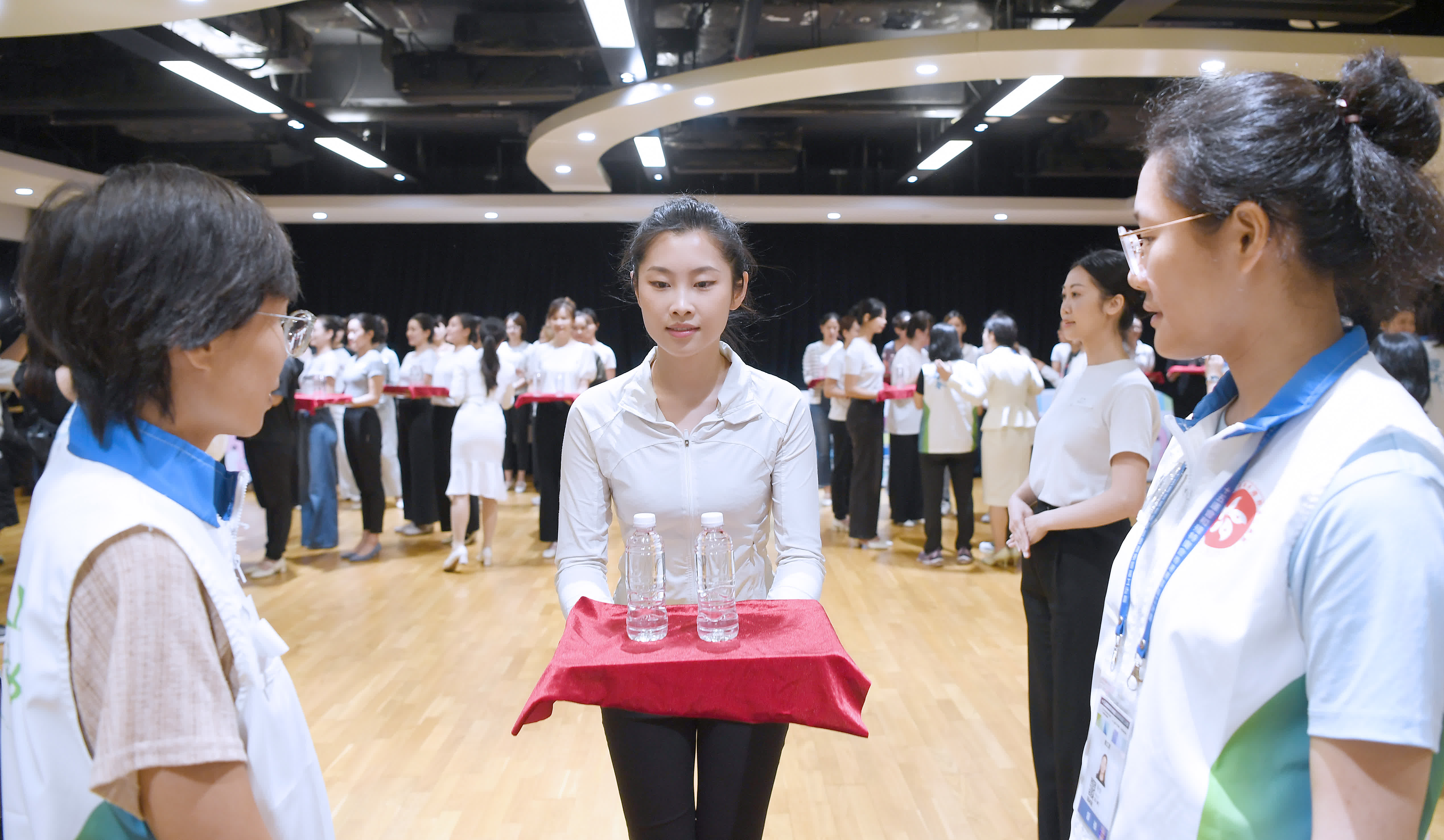 10月19日，義工在接受培訓。（新華社）