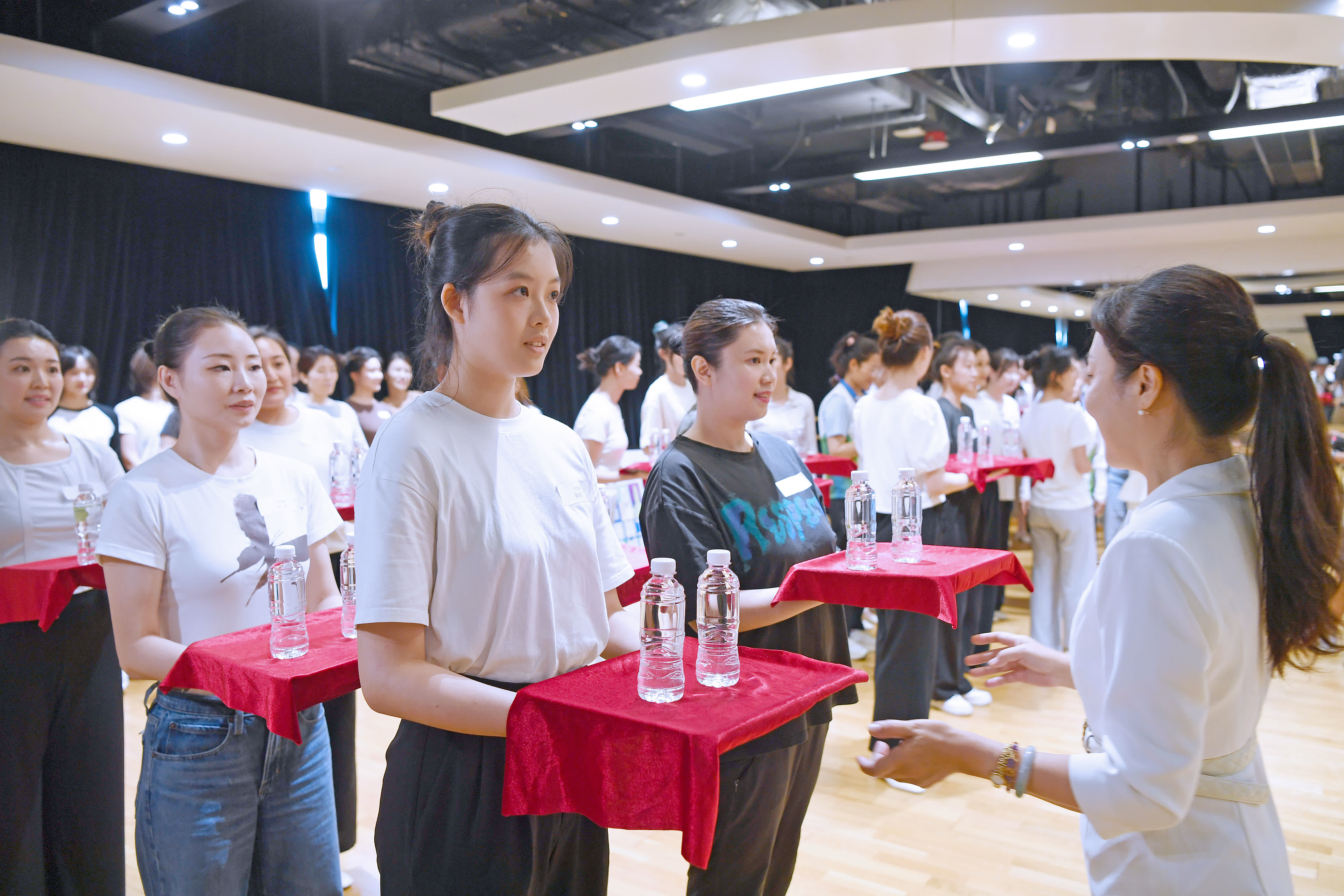 10月19日，義工在接受培訓。（新華社）