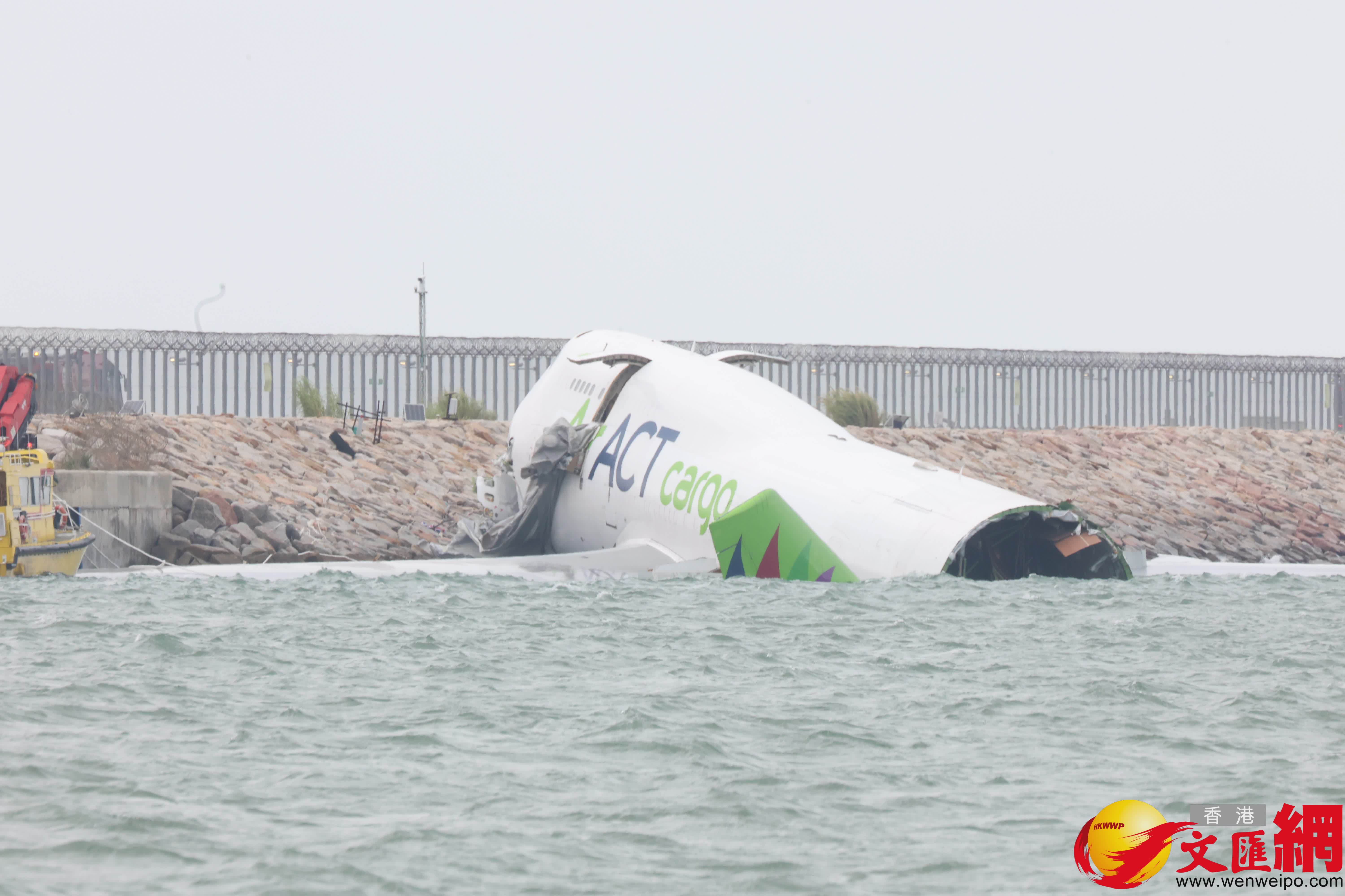 一架由阿聯酋阿勒馬克圖姆國際機場抵港的B744貨機（航班編號UAE9788）在北跑道降落後出現偏離情況滑出海面。（香港文匯報記者萬霜靈攝）