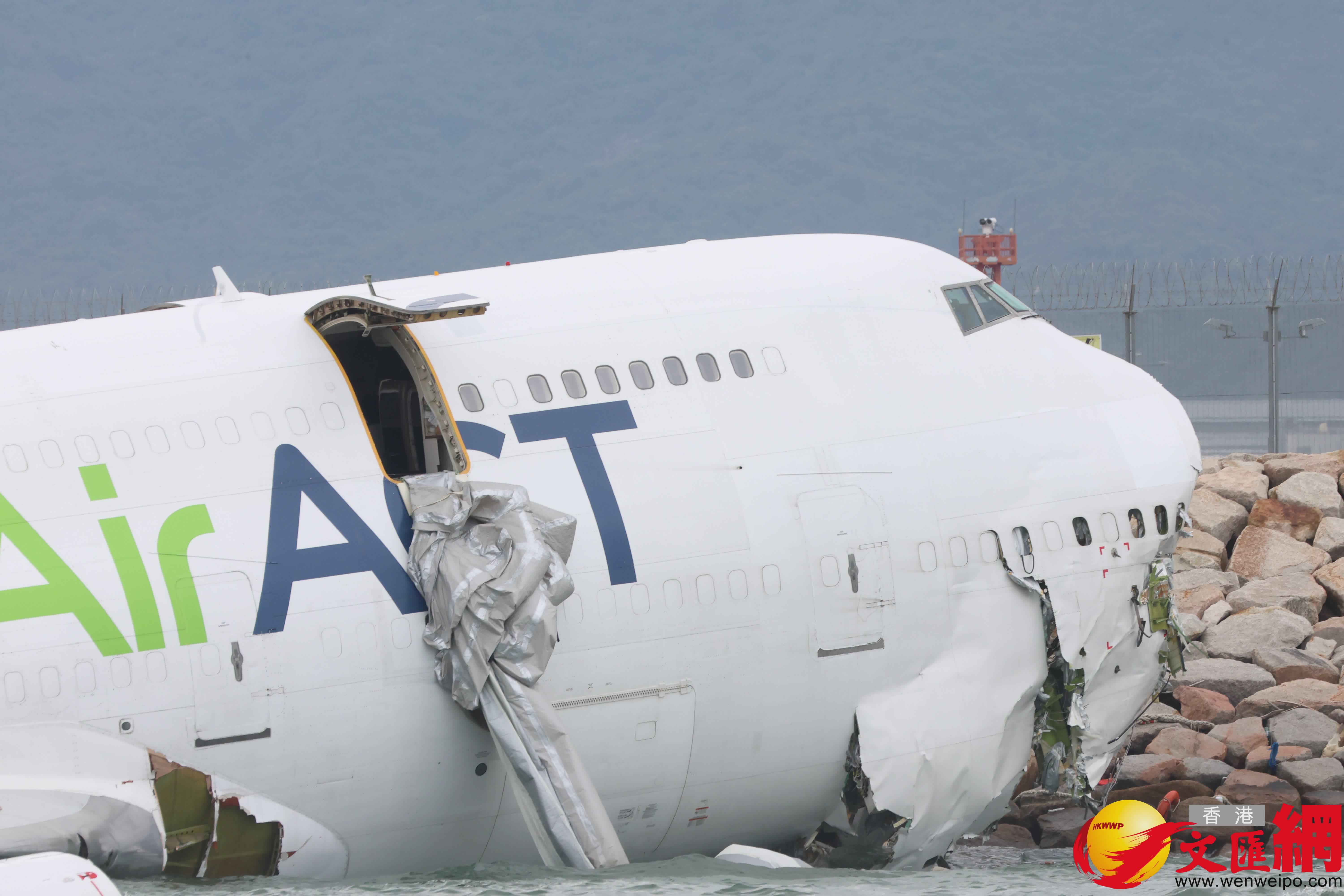 一架由阿聯酋阿勒馬克圖姆國際機場抵港的B744貨機（航班編號UAE9788）在北跑道降落後出現偏離情況滑出海面。（香港文匯報記者萬霜靈攝）