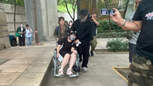 機場貨機墮海│兩名死者家屬殮房認屍 有家人哀傷過度暈倒