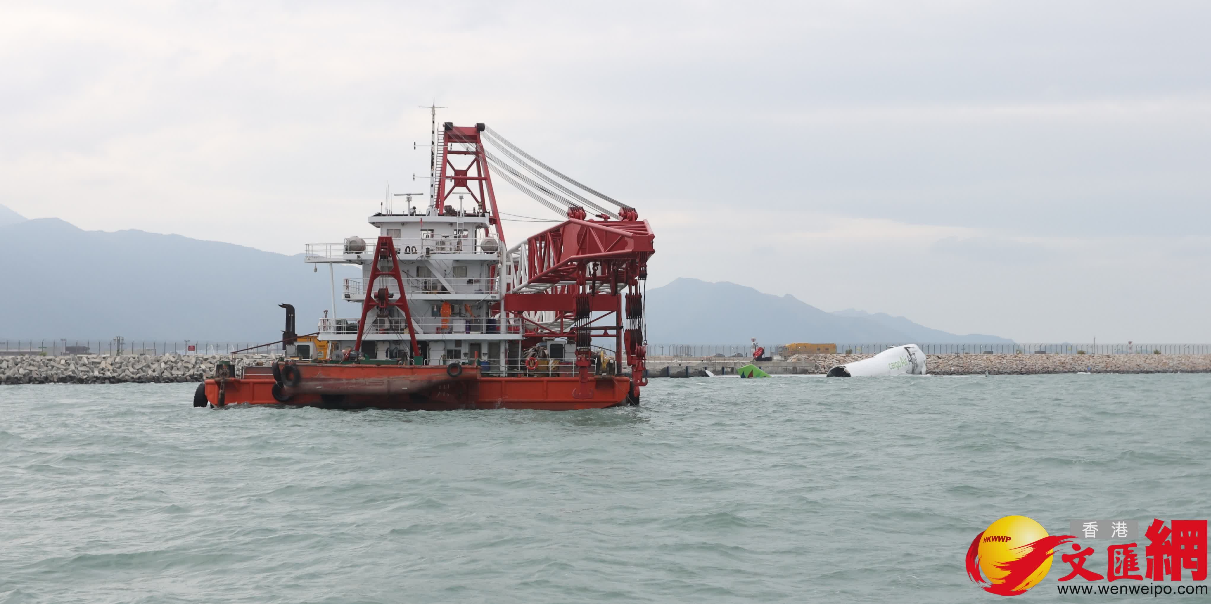 機場貨機墮海,機場北跑道暫時關閉,配合失事貨機打撈。(香港文匯報記者曾興偉攝) 機場貨機墮海,機場北跑道暫時關閉,配合失事貨機打撈。(香港文匯報記者曾興偉攝)