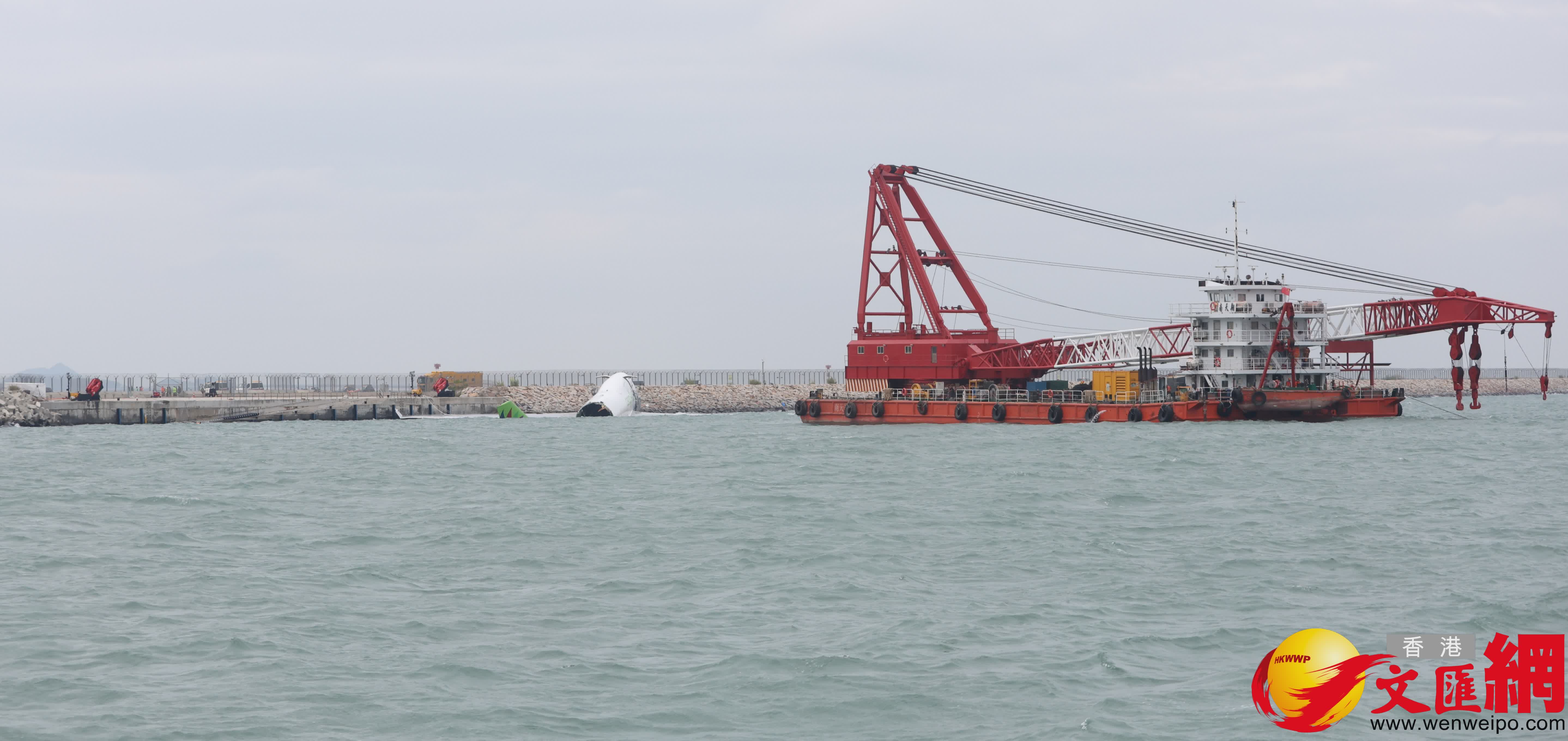 機場貨機墮海,機場北跑道暫時關閉,配合失事貨機打撈。(香港文匯報記者曾興偉攝) 機場貨機墮海,機場北跑道暫時關閉,配合失事貨機打撈。(香港文匯報記者曾興偉攝)