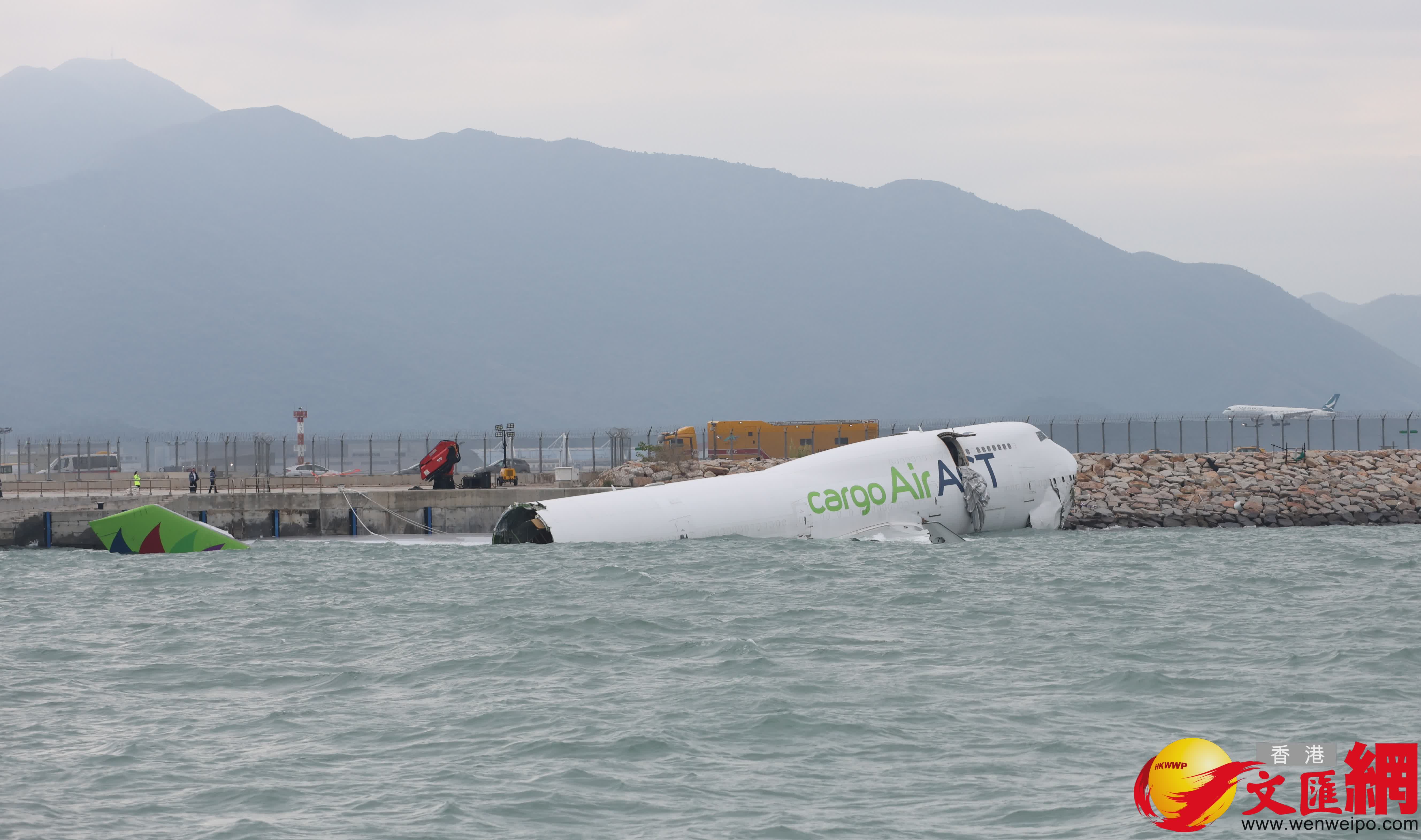 機場貨機墮海,機場北跑道暫時關閉,配合失事貨機打撈。(香港文匯報記者曾興偉攝) 機場貨機墮海,機場北跑道暫時關閉,配合失事貨機打撈。(香港文匯報記者曾興偉攝)