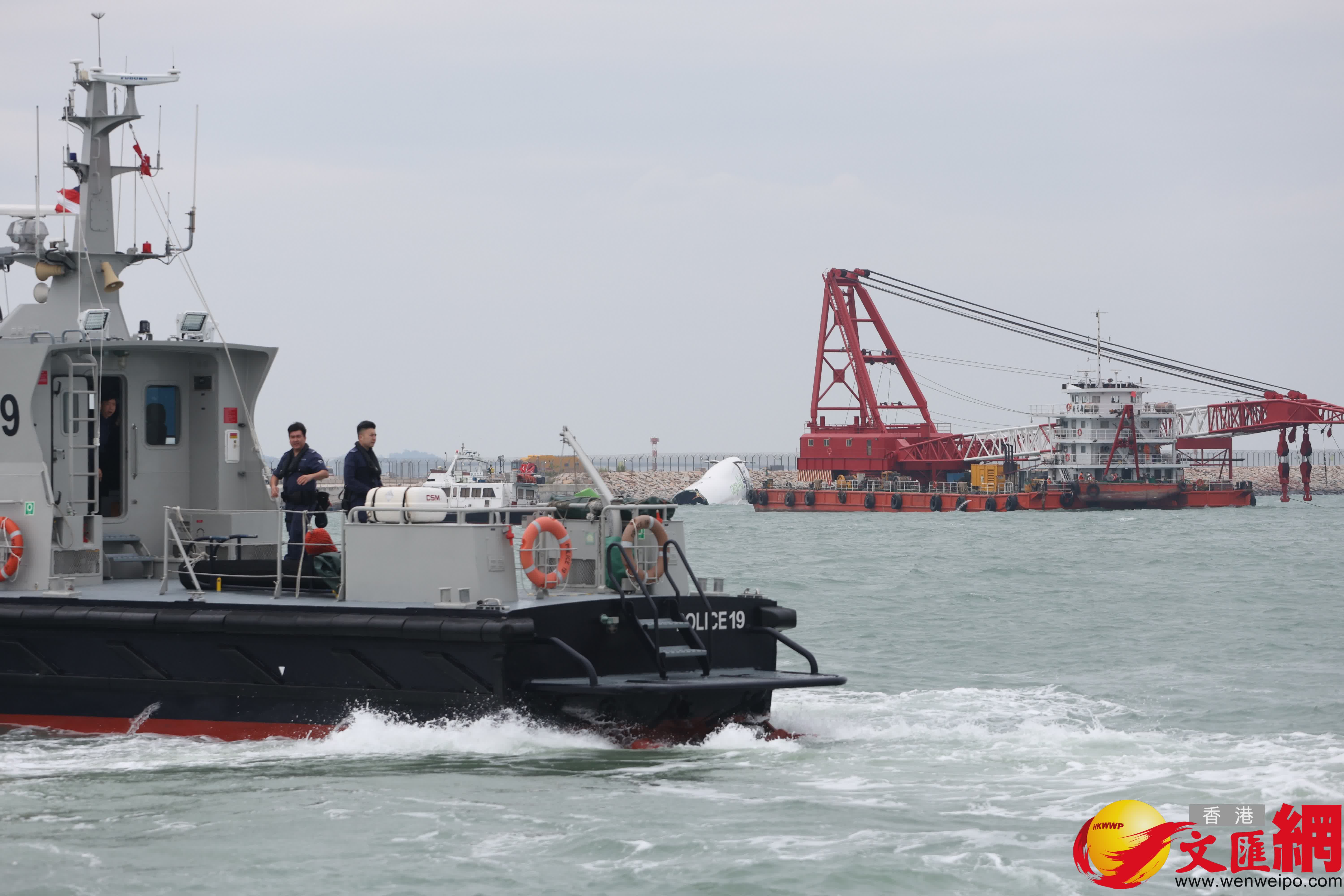 機場貨機墮海,機場北跑道暫時關閉,配合失事貨機打撈。(香港文匯報記者曾興偉攝) 機場貨機墮海,機場北跑道暫時關閉,配合失事貨機打撈。(香港文匯報記者曾興偉攝)