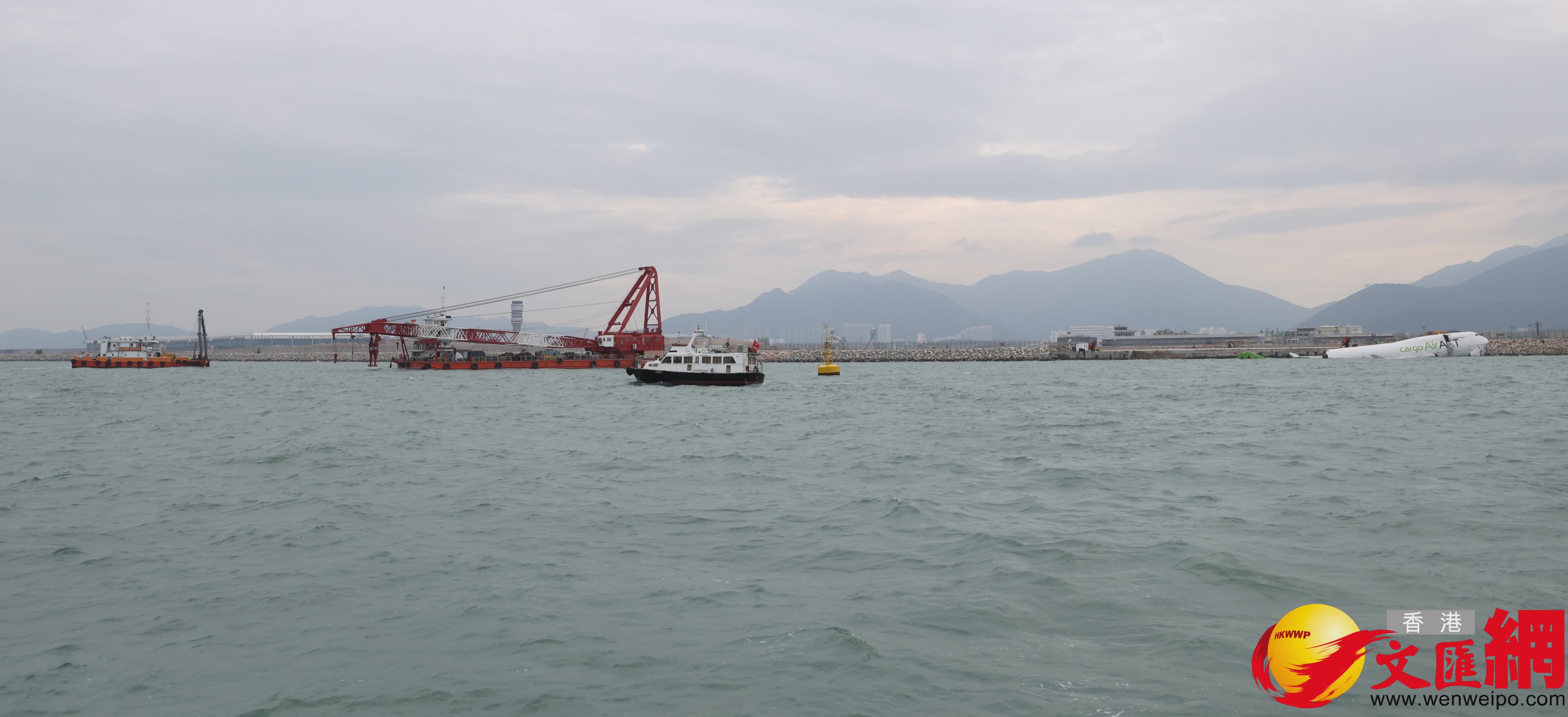 機場貨機墮海,機場北跑道暫時關閉,配合失事貨機打撈。(香港文匯報記者曾興偉攝) 機場貨機墮海,機場北跑道暫時關閉,配合失事貨機打撈。(香港文匯報記者曾興偉攝)