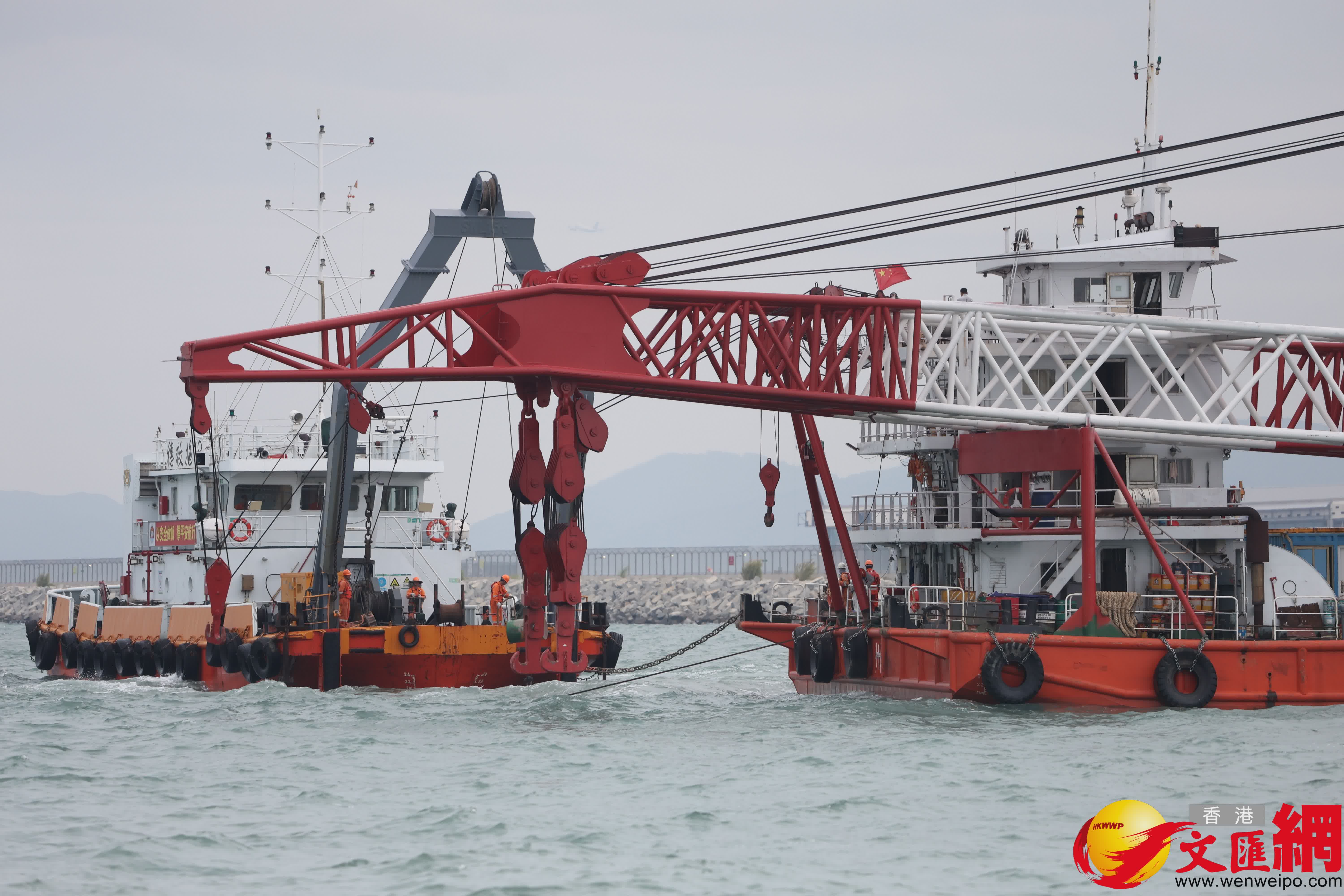 機場貨機墮海,機場北跑道暫時關閉,配合失事貨機打撈。(香港文匯報記者曾興偉攝) 機場貨機墮海,機場北跑道暫時關閉,配合失事貨機打撈。(香港文匯報記者曾興偉攝)