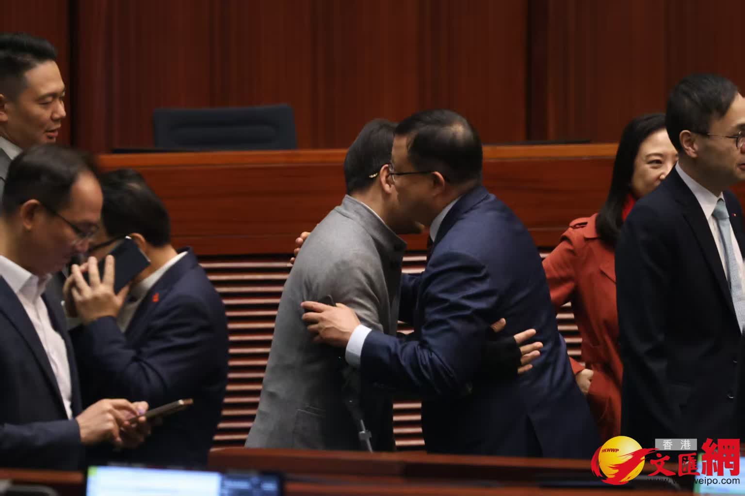 多名議員在議事廳合照(香港文匯報記者黃艾力攝) 多名議員在議事廳合照(香港文匯報記者黃艾力攝)