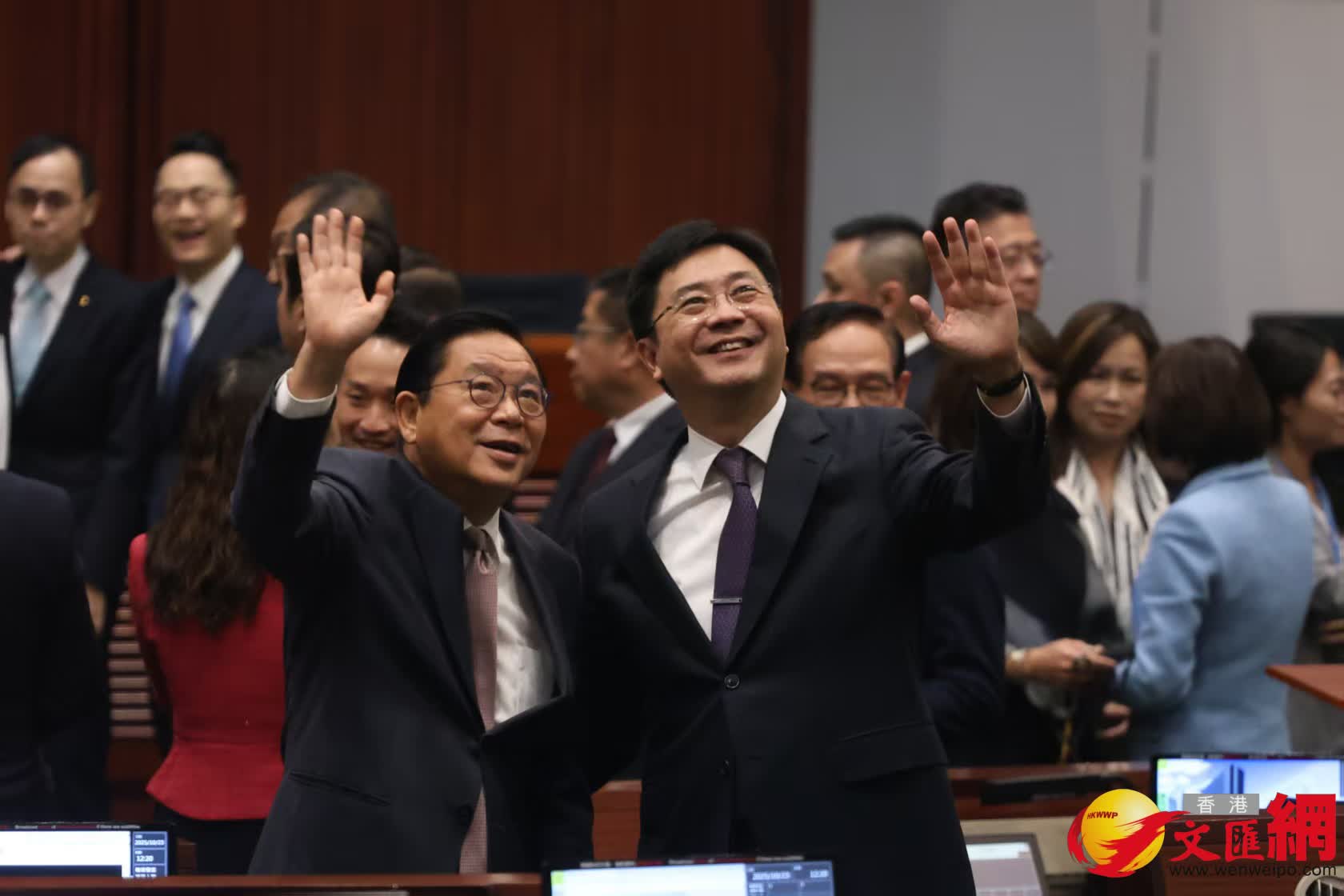 多名議員在議事廳合照(香港文匯報記者黃艾力攝) 多名議員在議事廳合照(香港文匯報記者黃艾力攝)