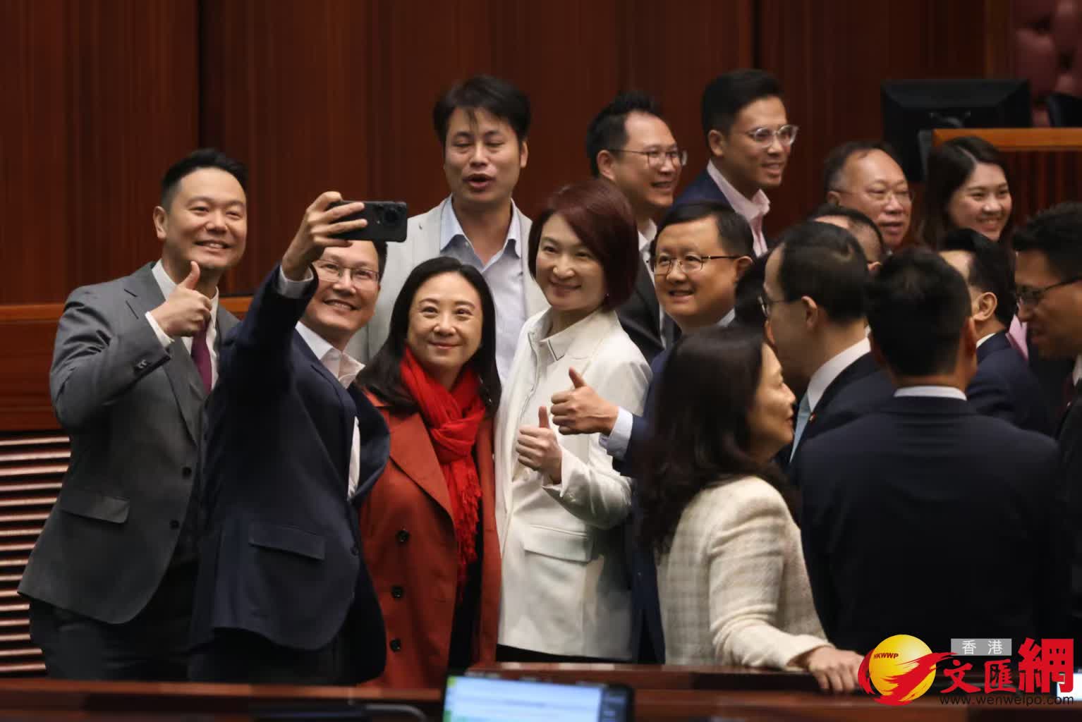 多名議員在議事廳合照(香港文匯報記者黃艾力攝) 多名議員在議事廳合照(香港文匯報記者黃艾力攝)