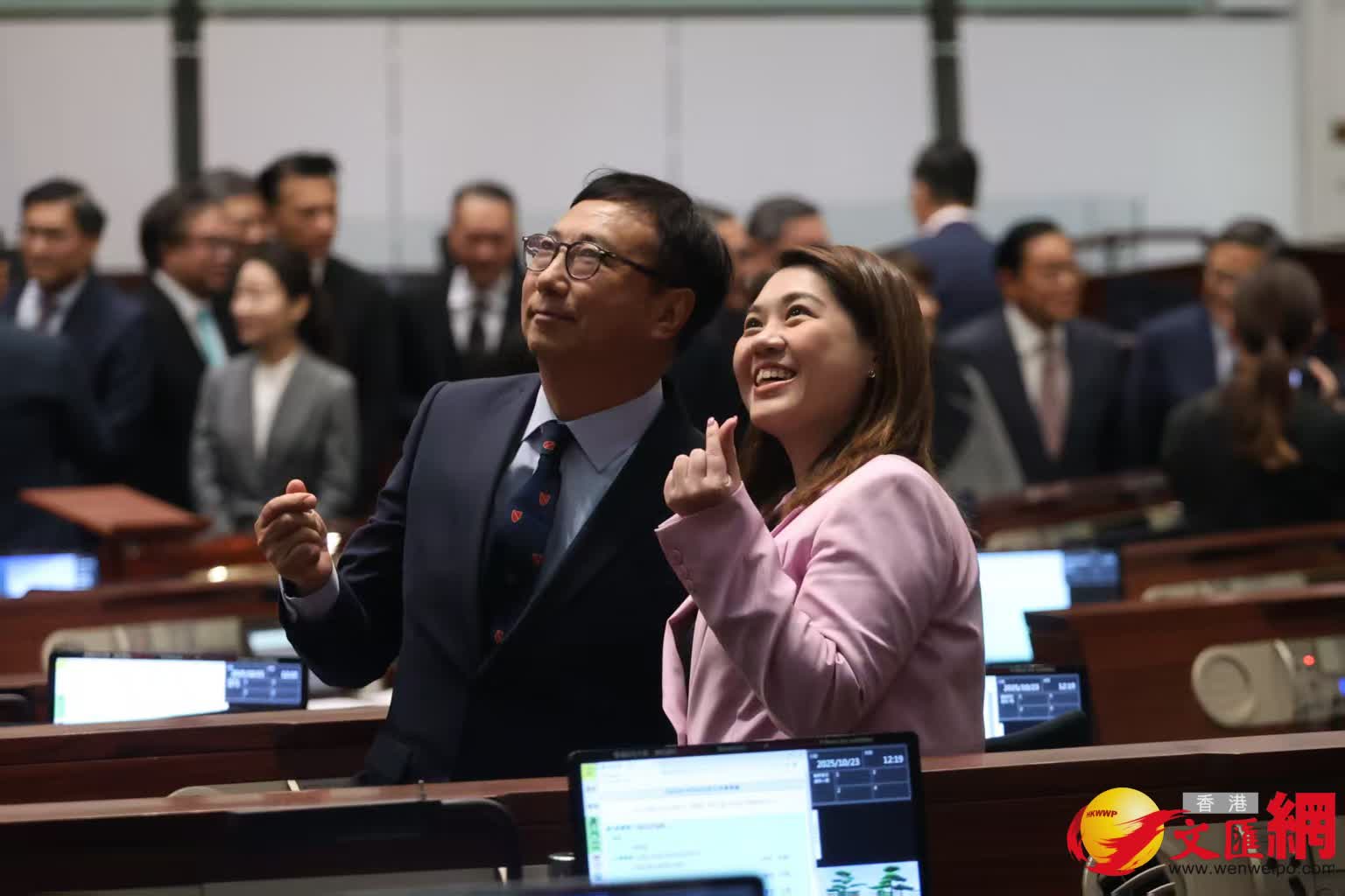 多名議員在議事廳合照(香港文匯報記者黃艾力攝) 多名議員在議事廳合照(香港文匯報記者黃艾力攝)