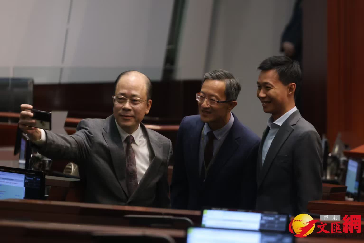 多名議員在議事廳合照(香港文匯報記者黃艾力攝) 多名議員在議事廳合照(香港文匯報記者黃艾力攝)