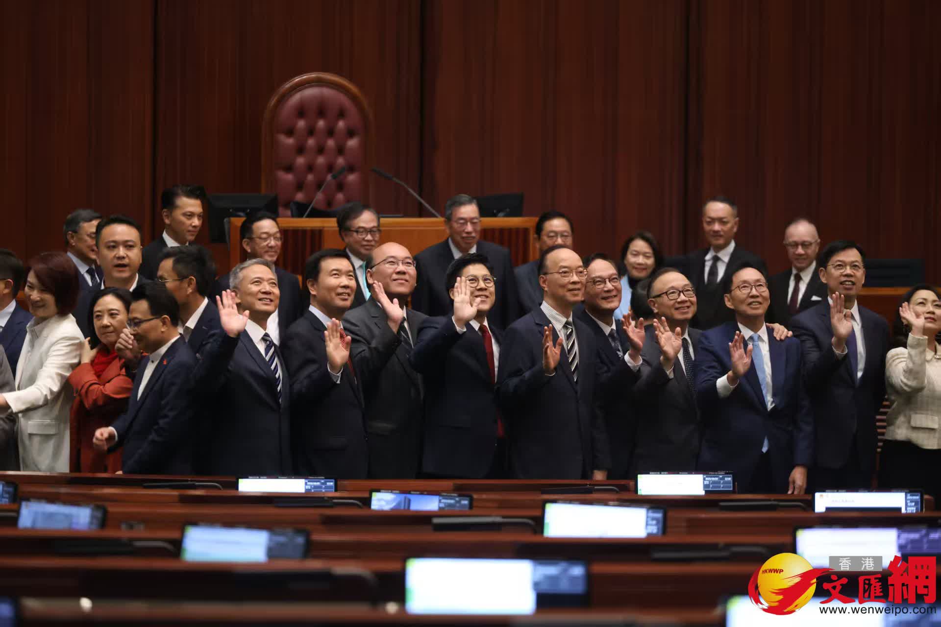 多名議員在議事廳合照(香港文匯報記者黃艾力攝) 多名議員在議事廳合照(香港文匯報記者黃艾力攝)