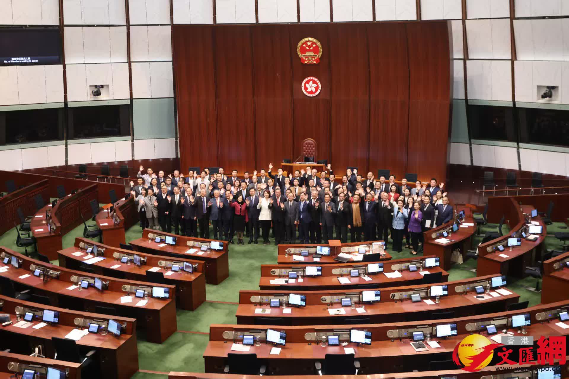 多名議員在議事廳合照(香港文匯報記者黃艾力攝) 多名議員在議事廳合照(香港文匯報記者黃艾力攝)