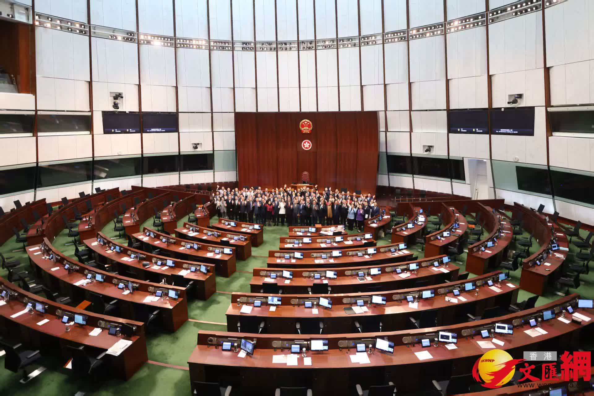 多名議員在議事廳合照(香港文匯報記者黃艾力攝) 多名議員在議事廳合照(香港文匯報記者黃艾力攝)