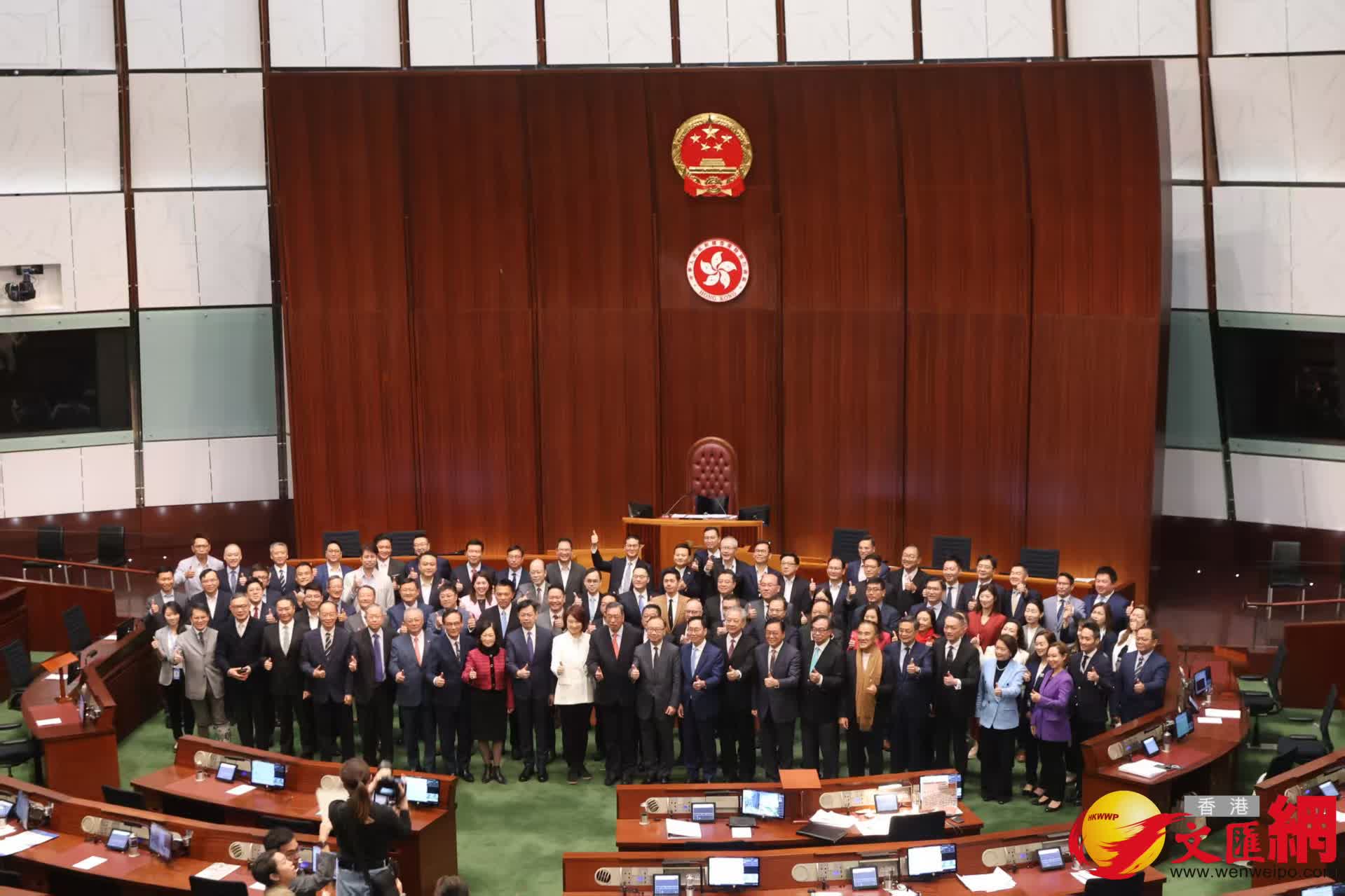 多名議員在議事廳合照(香港文匯報記者黃艾力攝) 多名議員在議事廳合照(香港文匯報記者黃艾力攝)