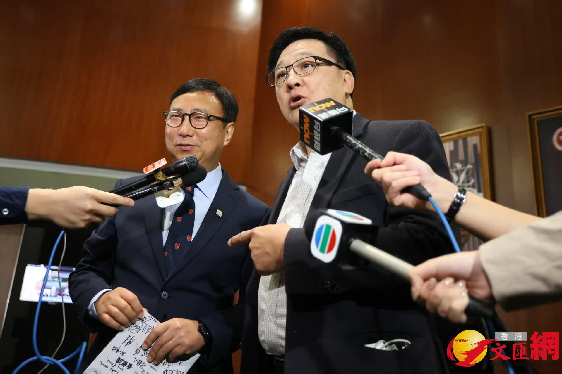 多名議員在議事廳合照(香港文匯報記者黃艾力攝) 多名議員在議事廳合照(香港文匯報記者黃艾力攝)