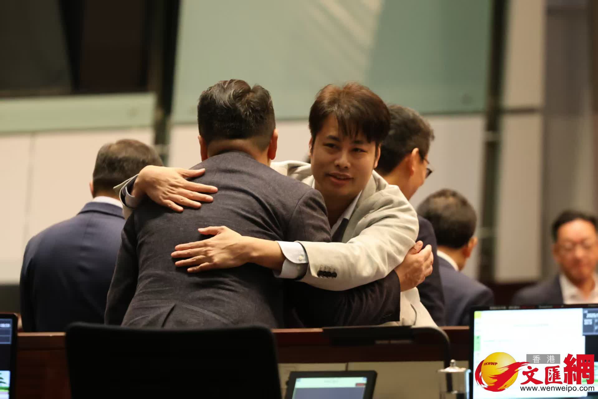多名議員在議事廳合照(香港文匯報記者黃艾力攝) 多名議員在議事廳合照(香港文匯報記者黃艾力攝)
