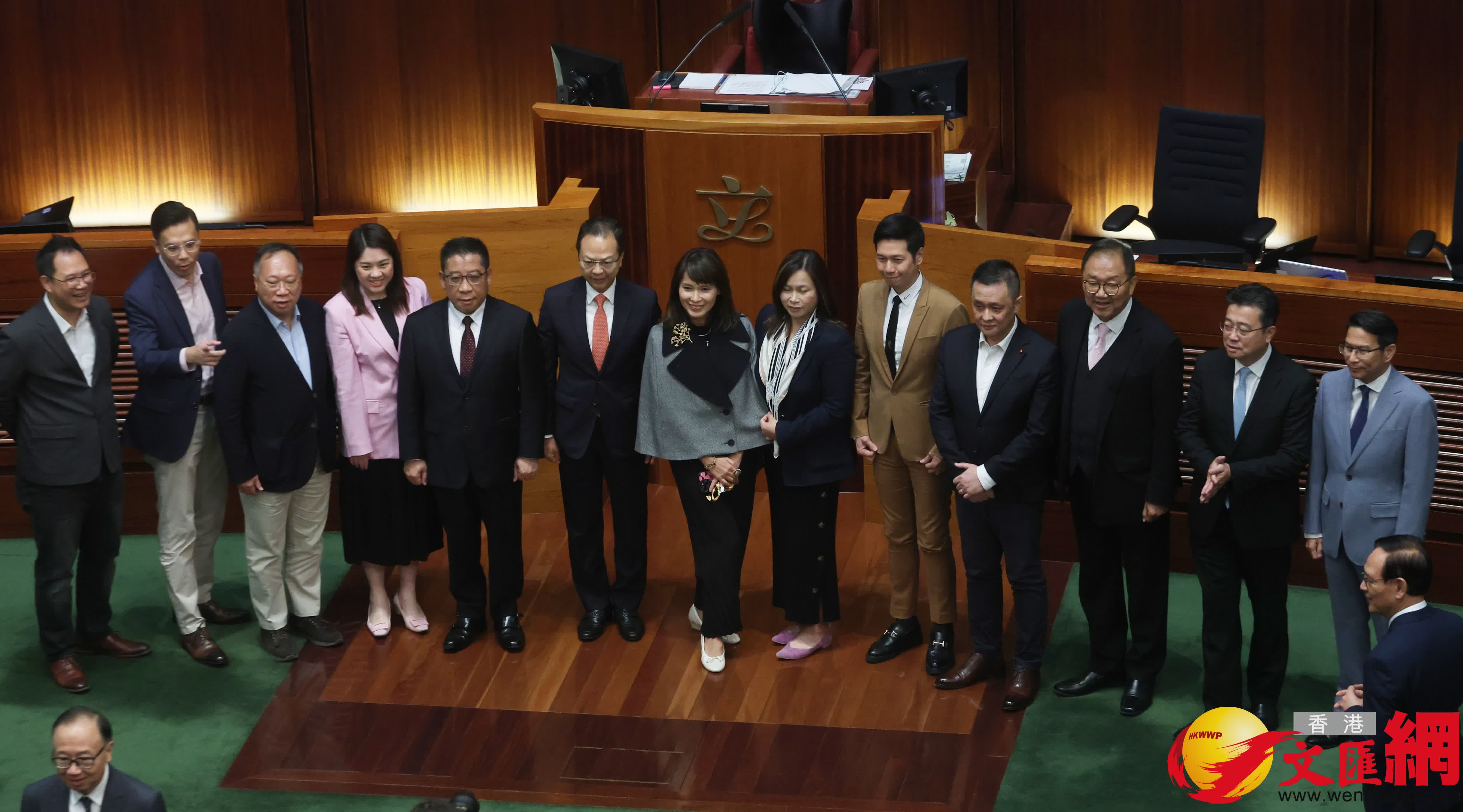 多名議員在議事廳合照(香港文匯報記者郭木又攝) 多名議員在議事廳合照(香港文匯報記者郭木又攝)