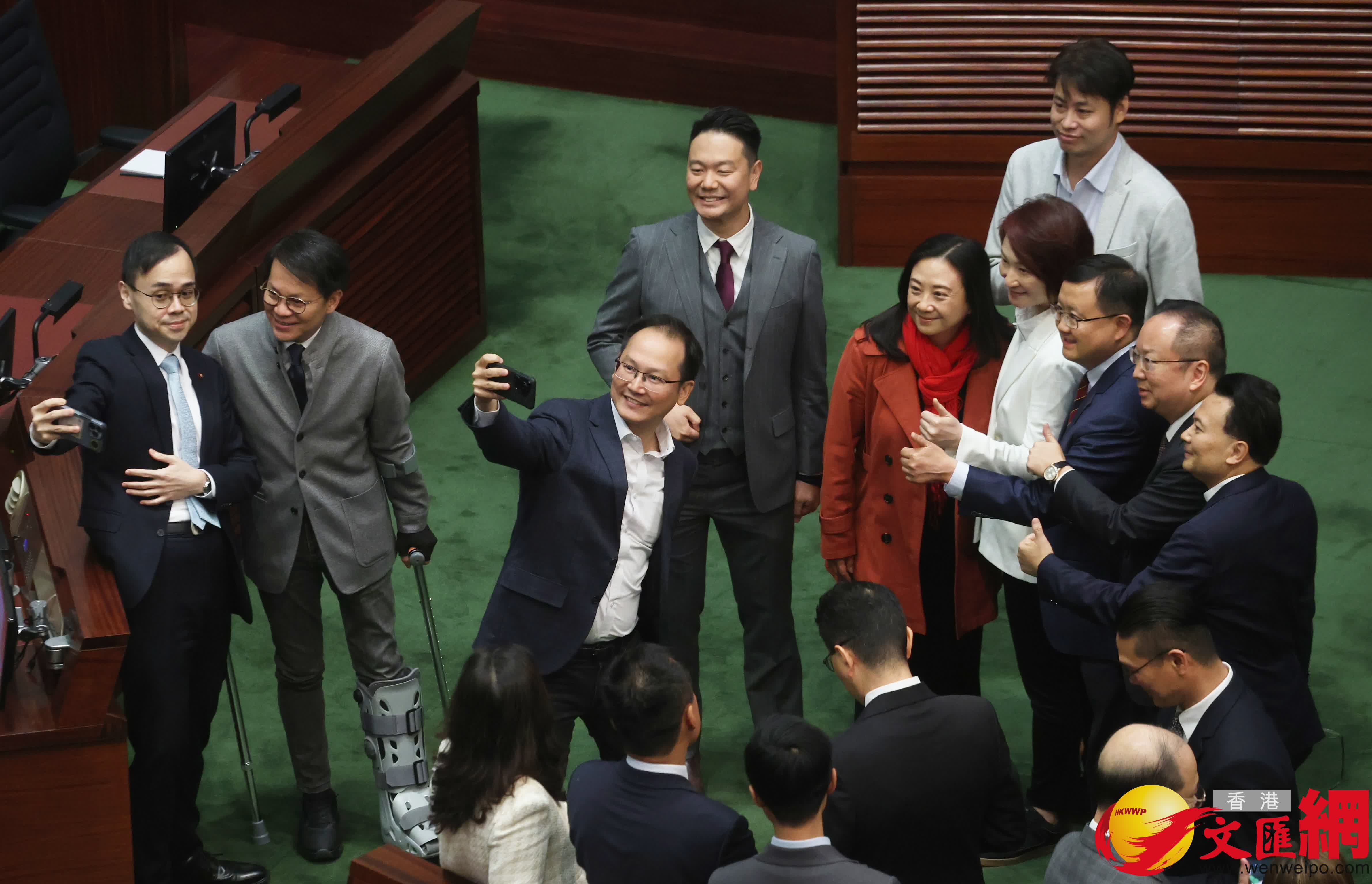 多名議員在議事廳合照(香港文匯報記者郭木又攝) 多名議員在議事廳合照(香港文匯報記者郭木又攝)