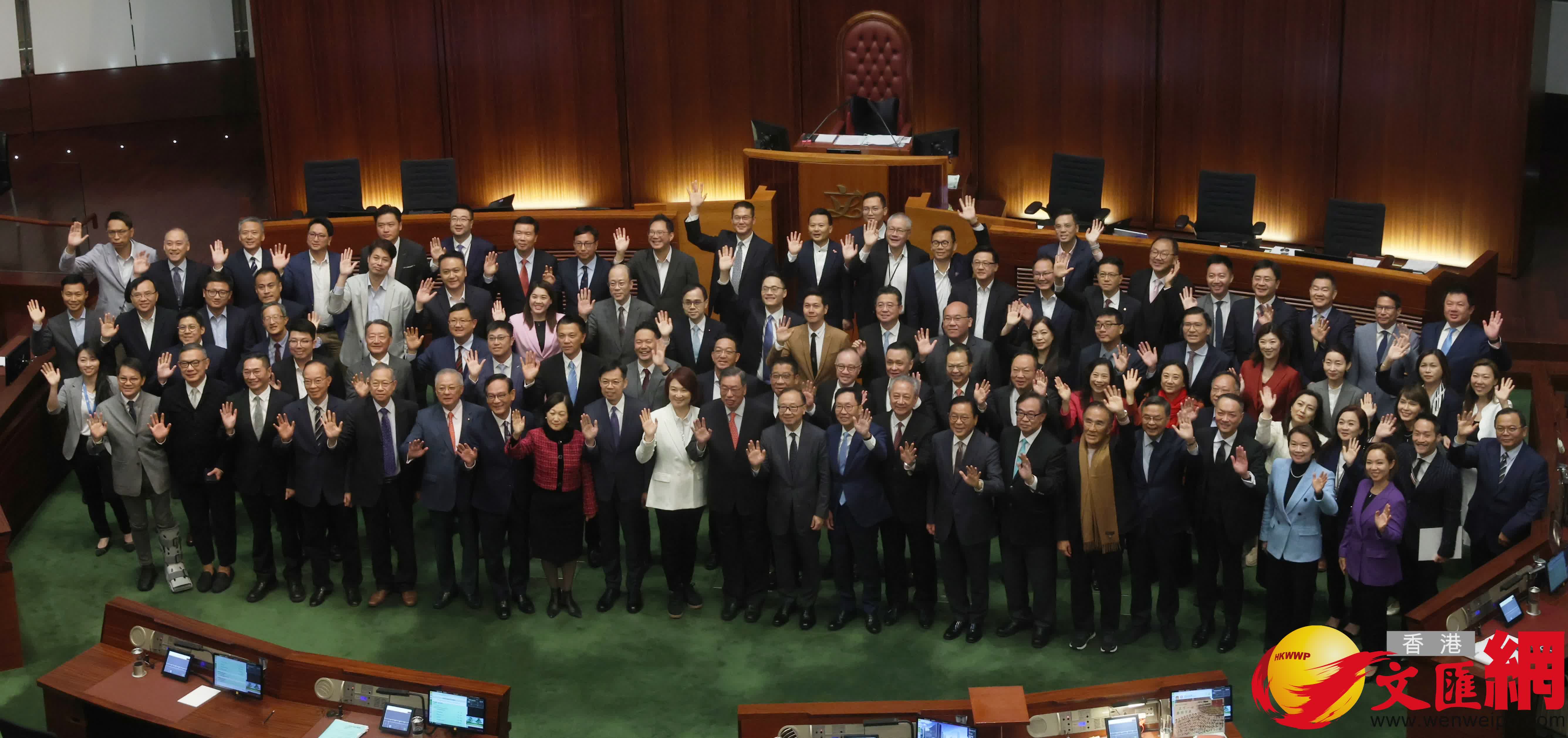 多名議員在議事廳合照(香港文匯報記者郭木又攝) 多名議員在議事廳合照(香港文匯報記者郭木又攝)