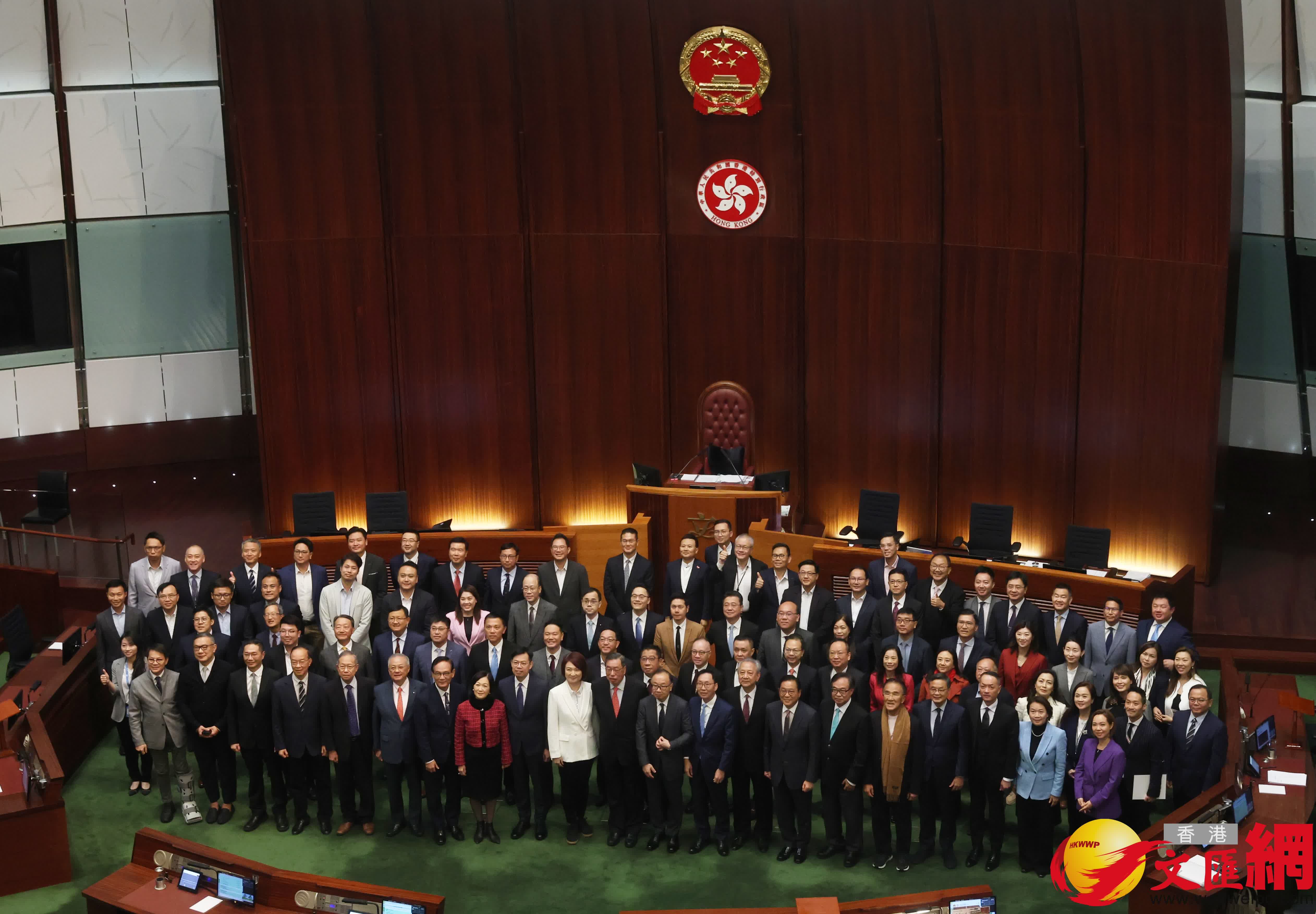 多名議員在議事廳合照(香港文匯報記者郭木又攝) 多名議員在議事廳合照(香港文匯報記者郭木又攝)
