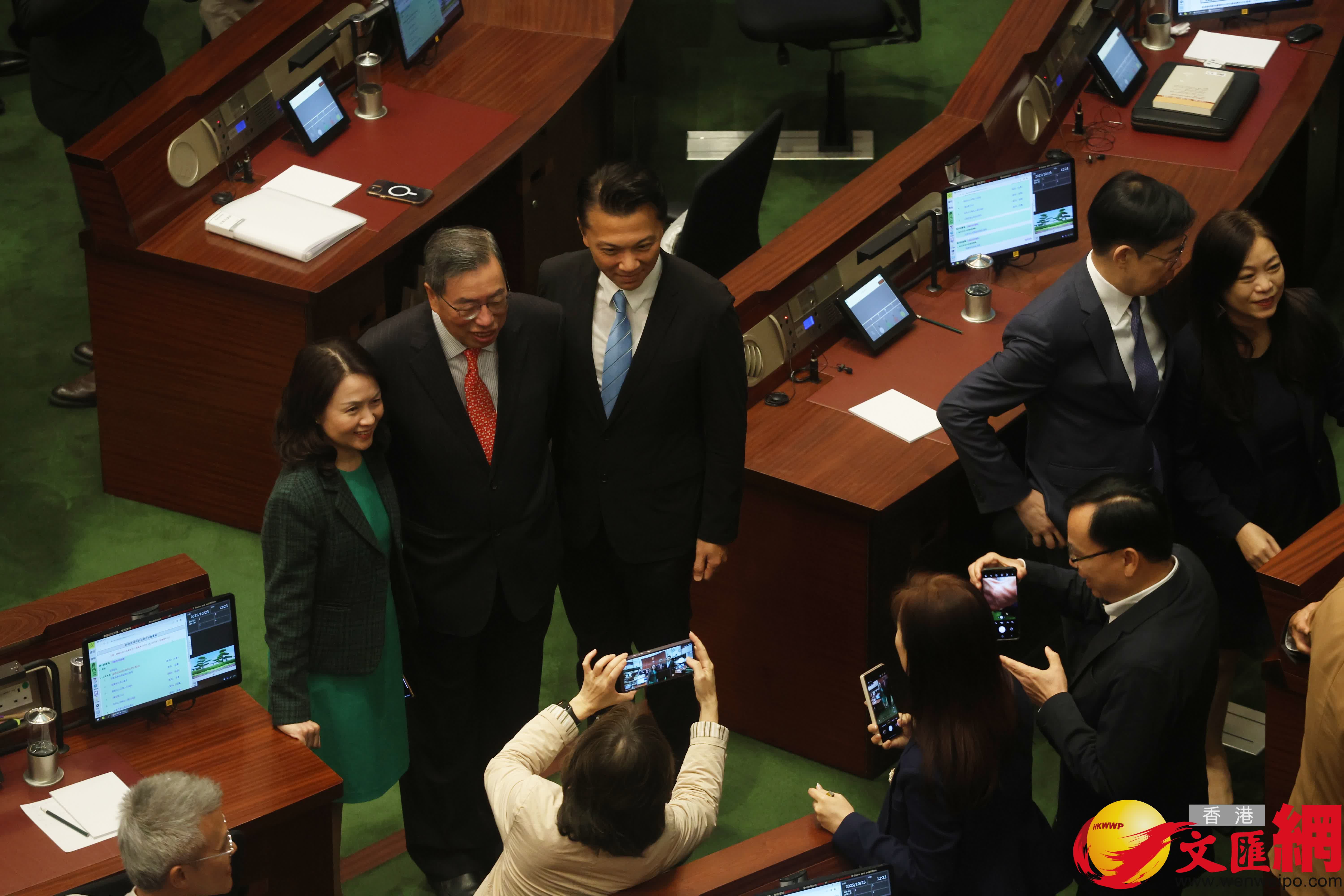 多名議員在議事廳合照(香港文匯報記者郭木又攝) 多名議員在議事廳合照(香港文匯報記者郭木又攝)