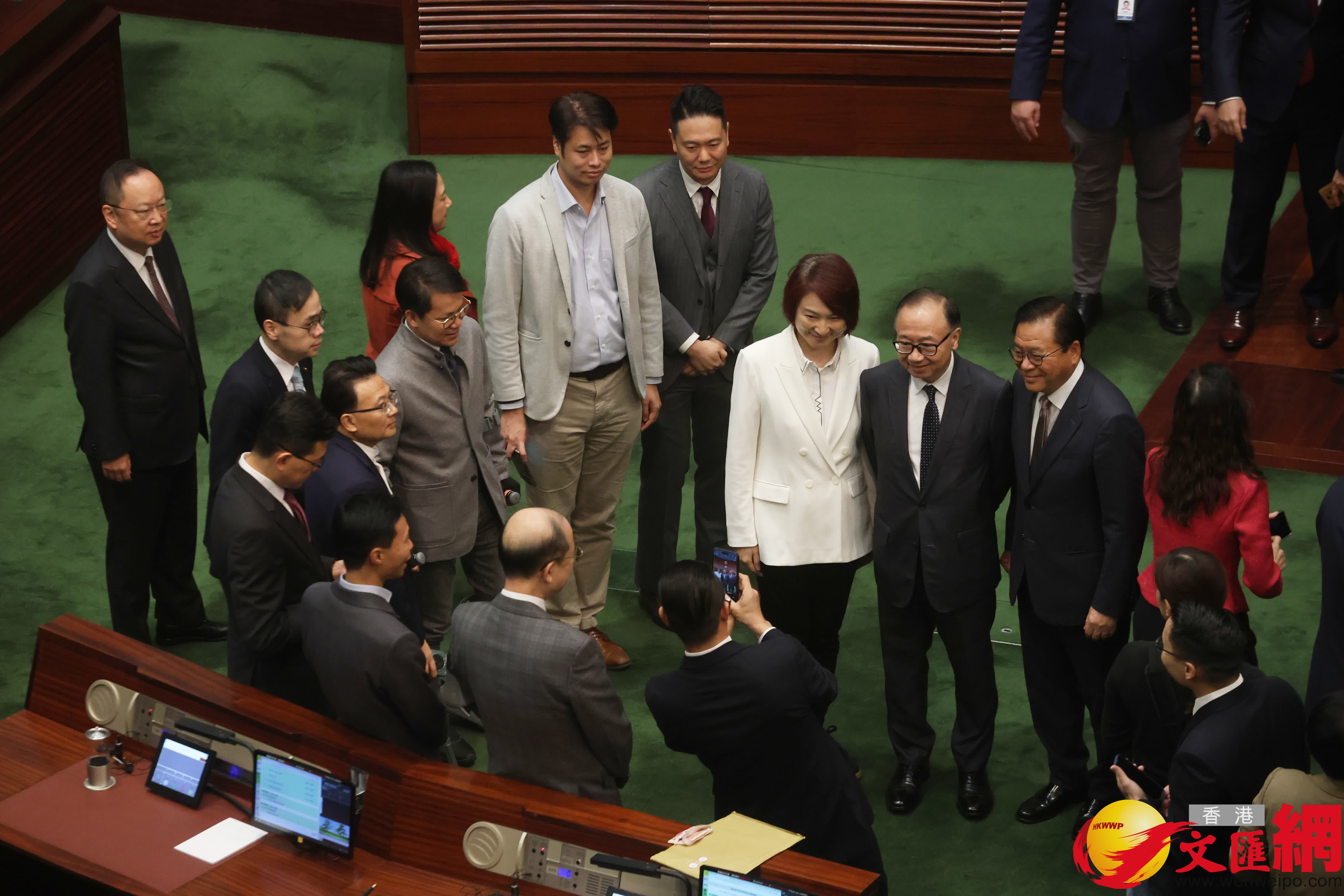 多名議員在議事廳合照(香港文匯報記者郭木又攝) 多名議員在議事廳合照(香港文匯報記者郭木又攝)