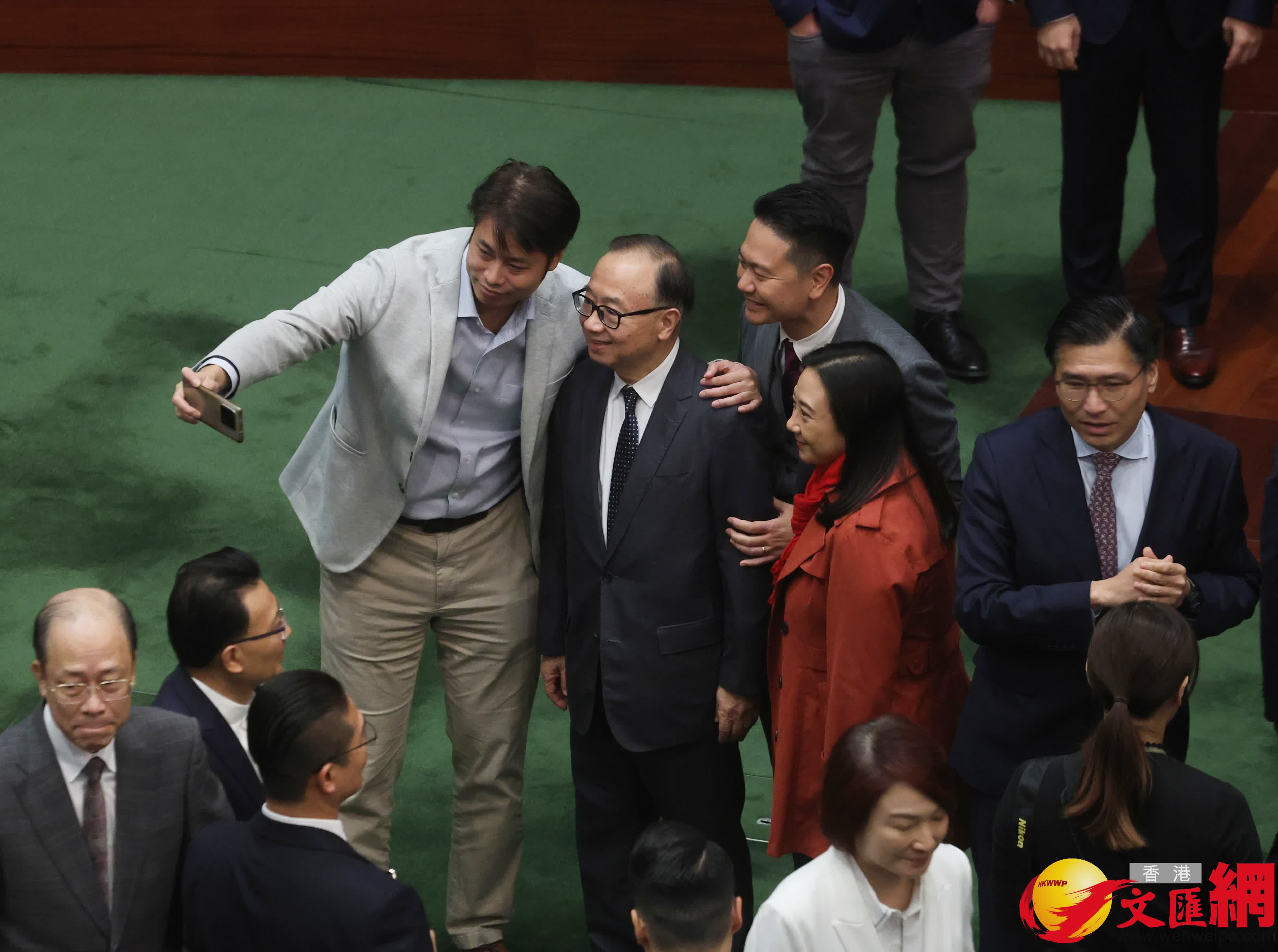 多名議員在議事廳合照(香港文匯報記者郭木又攝) 多名議員在議事廳合照(香港文匯報記者郭木又攝)
