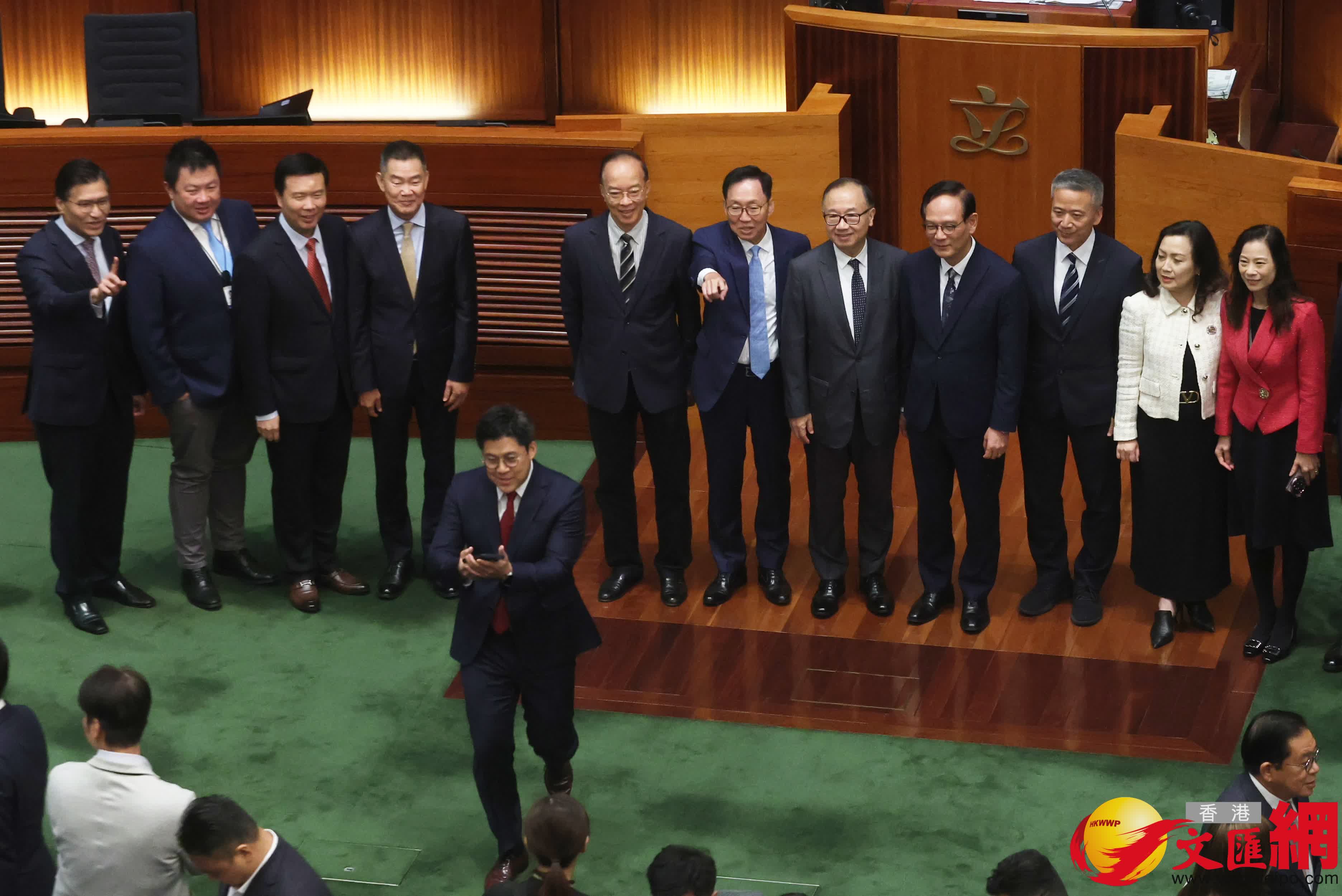 多名議員在議事廳合照(香港文匯報記者郭木又攝) 多名議員在議事廳合照(香港文匯報記者郭木又攝)