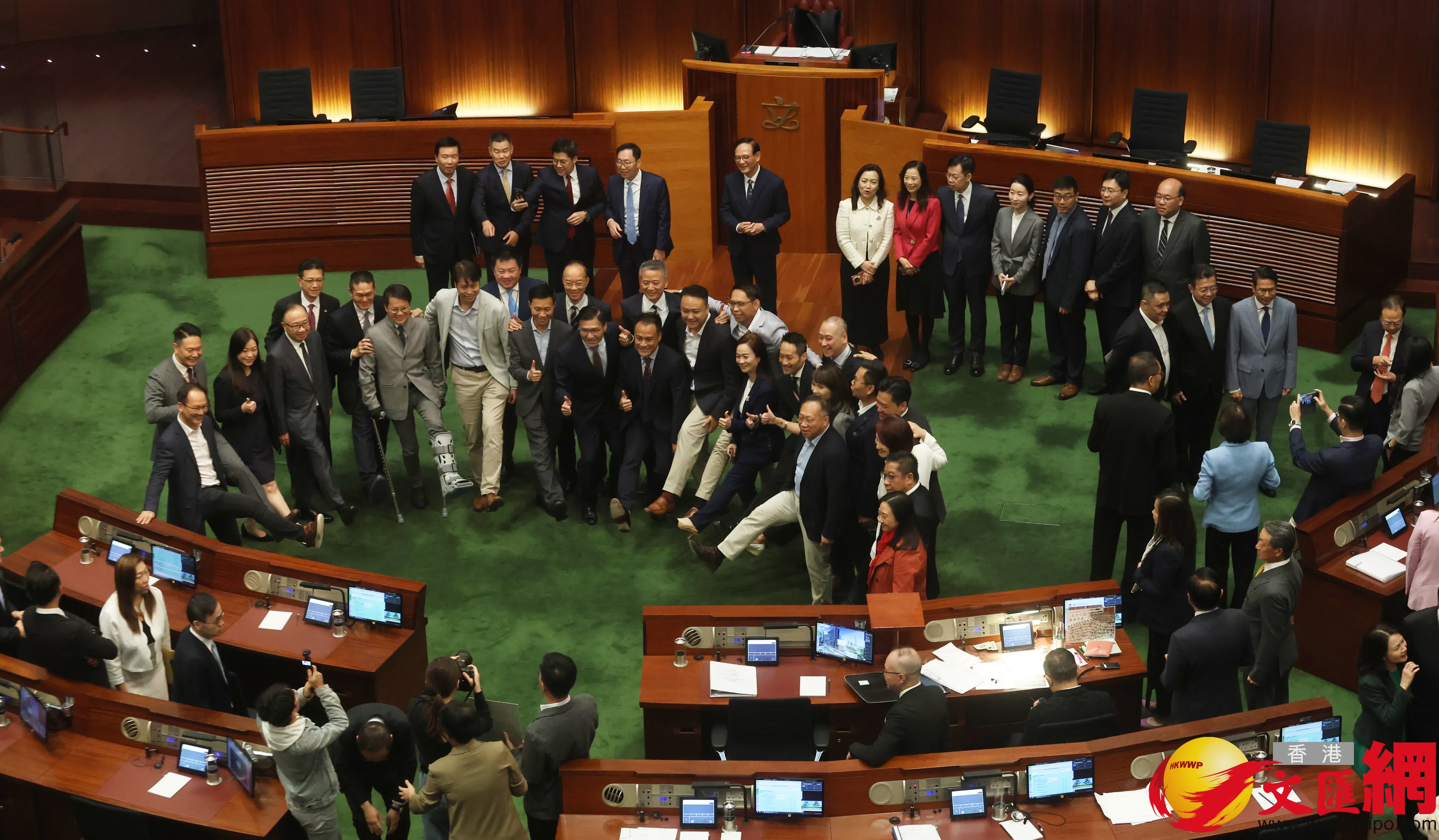 多名議員在議事廳合照(香港文匯報記者郭木又攝) 多名議員在議事廳合照(香港文匯報記者郭木又攝)