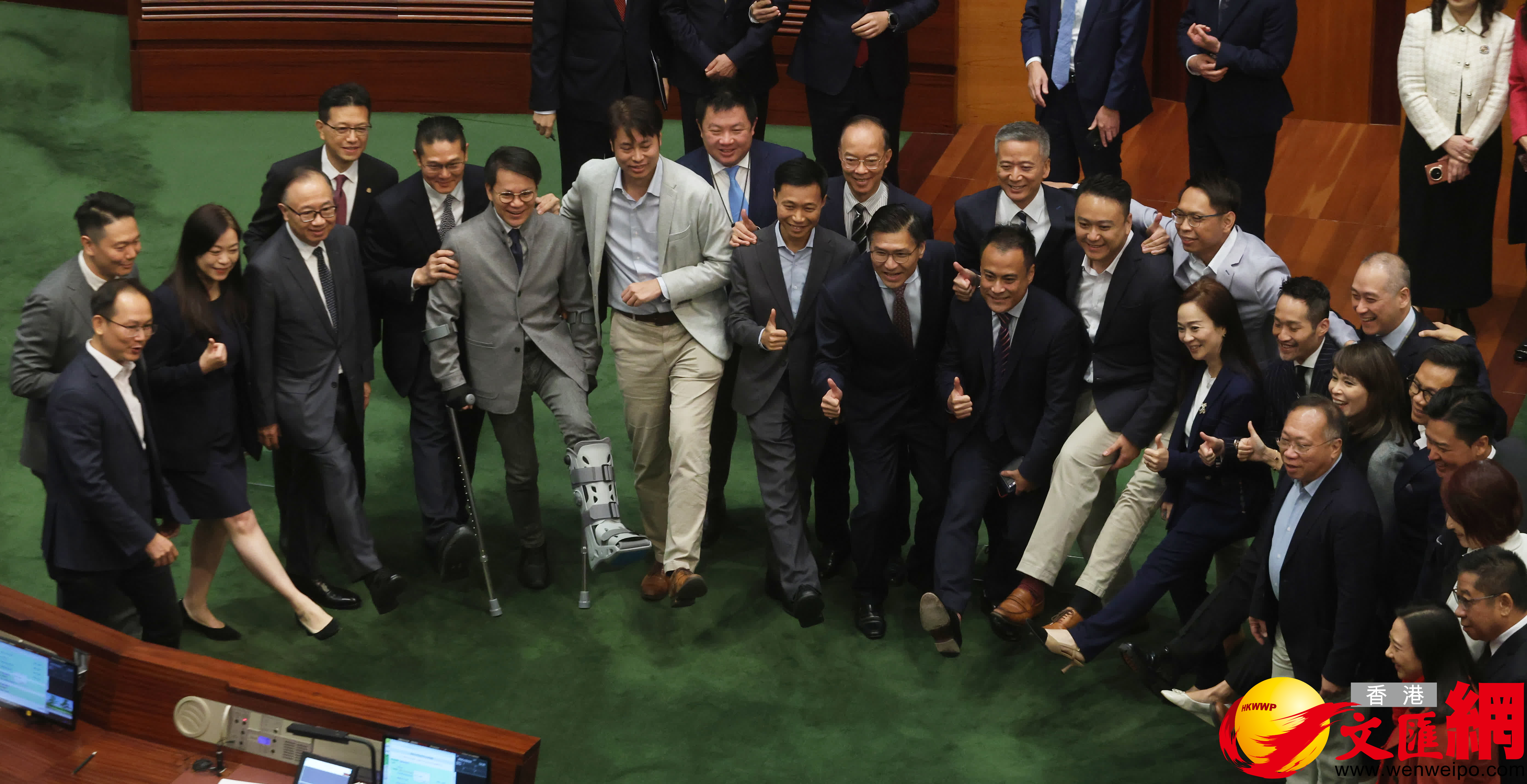 多名議員在議事廳合照(香港文匯報記者郭木又攝) 多名議員在議事廳合照(香港文匯報記者郭木又攝)