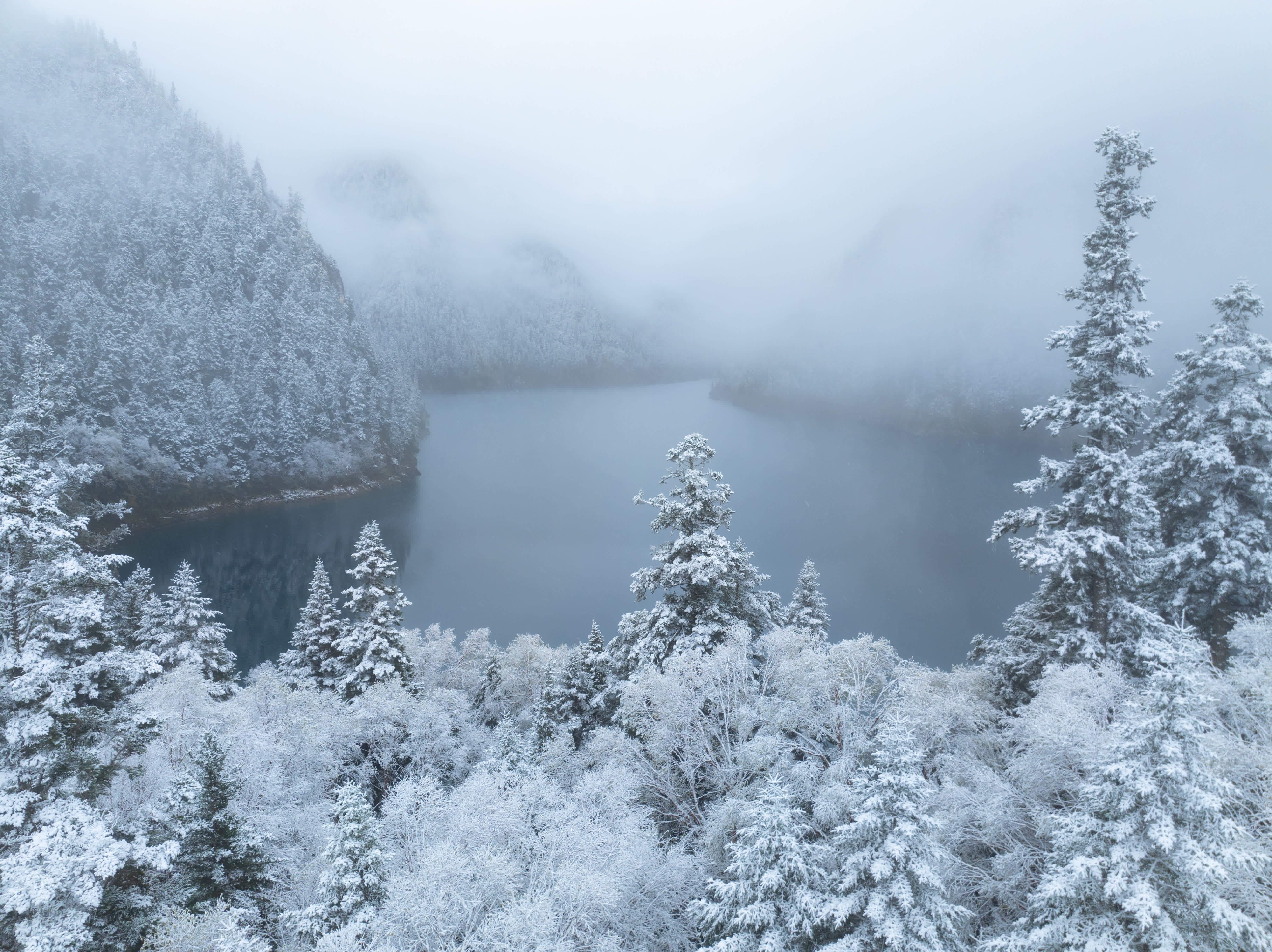 九寨溝長海雪景（10月24日攝，無人機照片）。（新華社）
