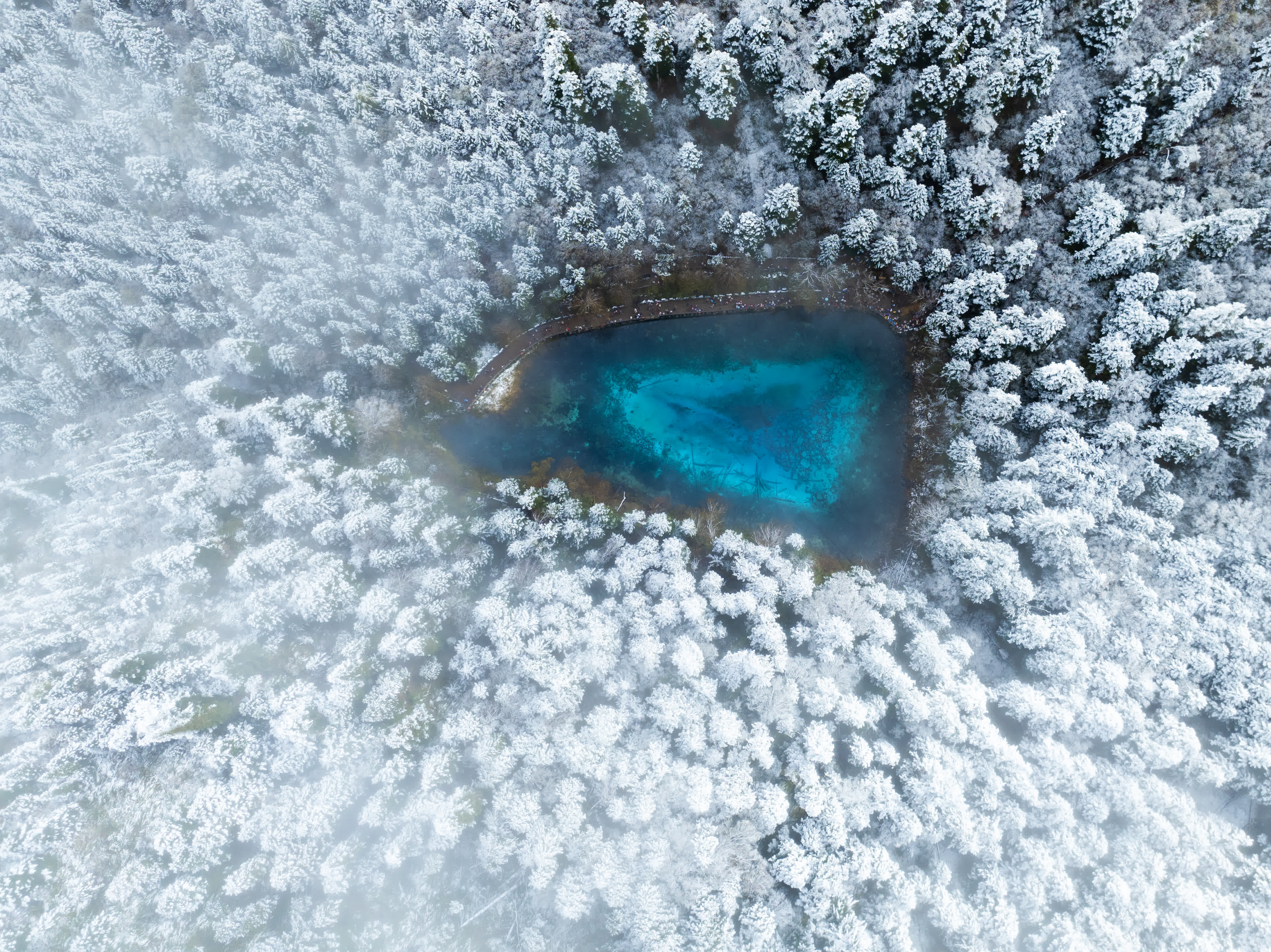 九寨溝五彩池雪景（10月24日攝，無人機照片）。（新華社）