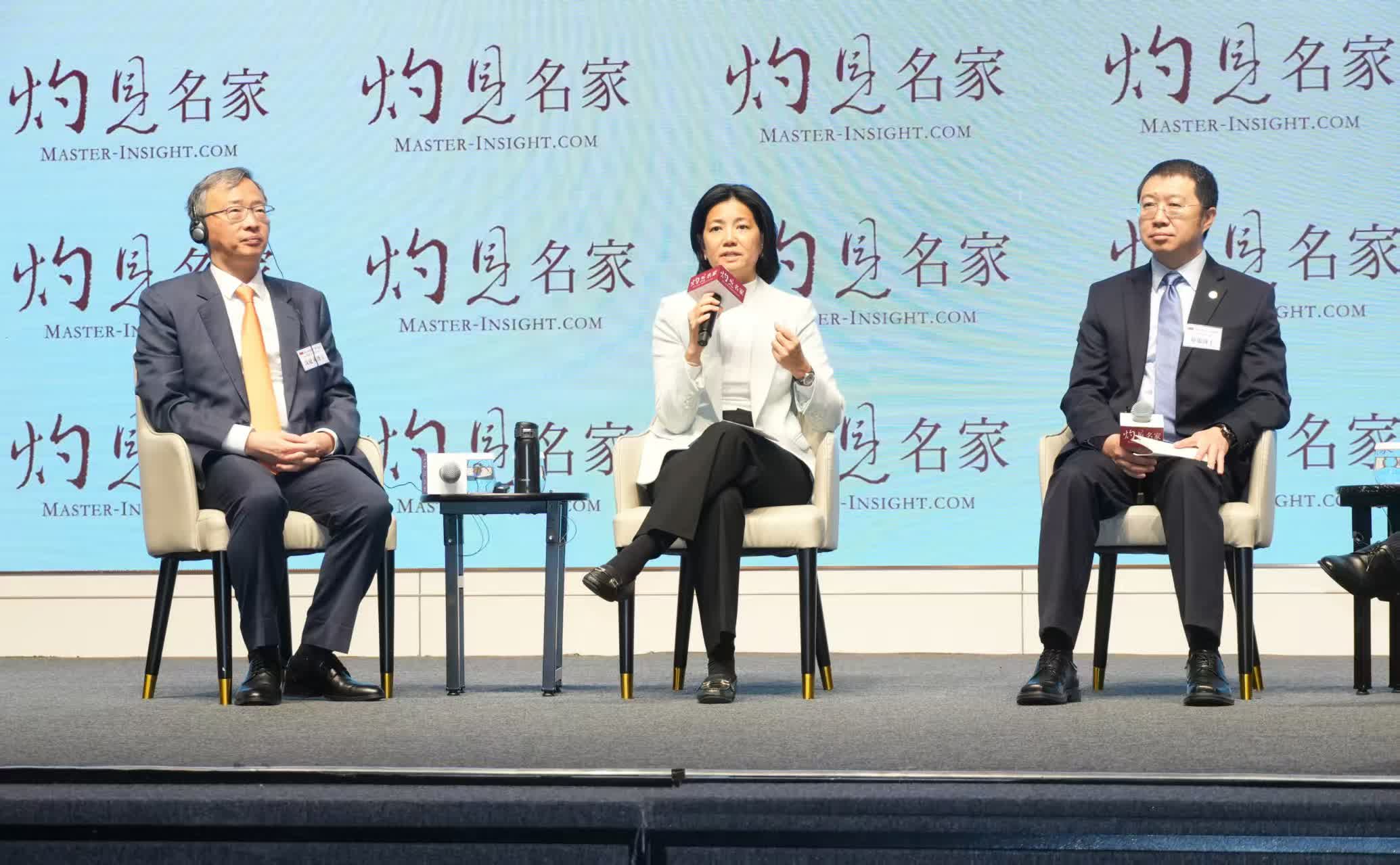 專題討論:「新企新氣象」。(左起)京東集團副總裁、首席經濟學家沈建光博士、匯珩資本主管合夥人梁頴宇女士、文遠知行WeRide創始人兼行政總裁韓旭博士。 專題討論:「新企新氣象」。(左起)京東集團副總裁、首席經濟學家沈建光博士、匯珩資本主管合夥人梁頴宇女士、文遠知行WeRide創始人兼行政總裁韓旭博士。