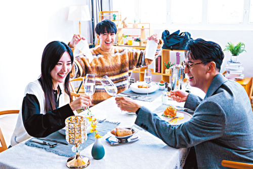馮允謙夥孖生弟MV演情敵  創意拍攝手法激發搞笑細胞 馮允謙夥孖生弟MV演情敵  創意拍攝手法激發搞笑細胞