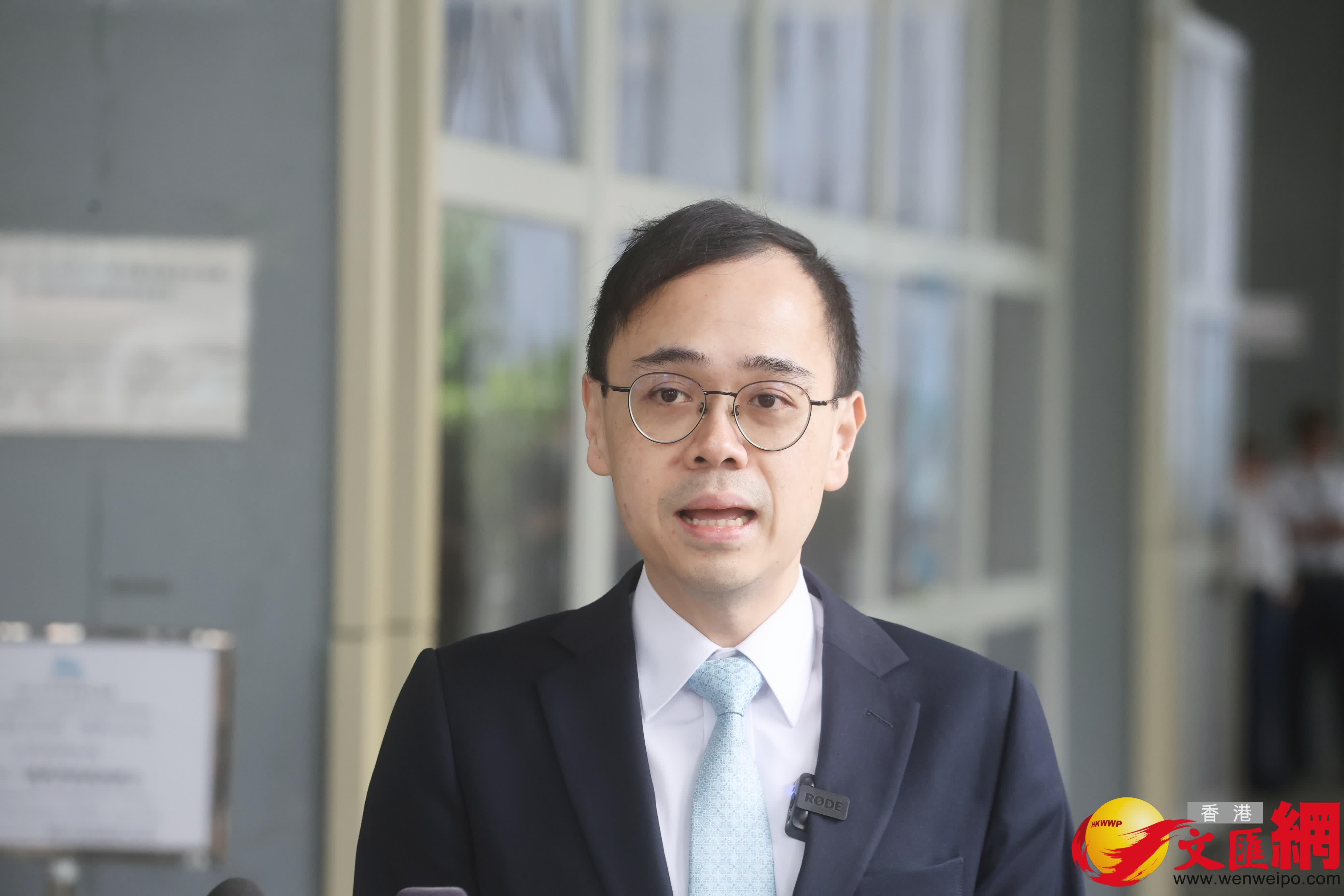 黃俊碩及其支持者前往報名參選立法會。(香港文匯報記者郭木又攝) 黃俊碩及其支持者前往報名參選立法會。(香港文匯報記者郭木又攝)