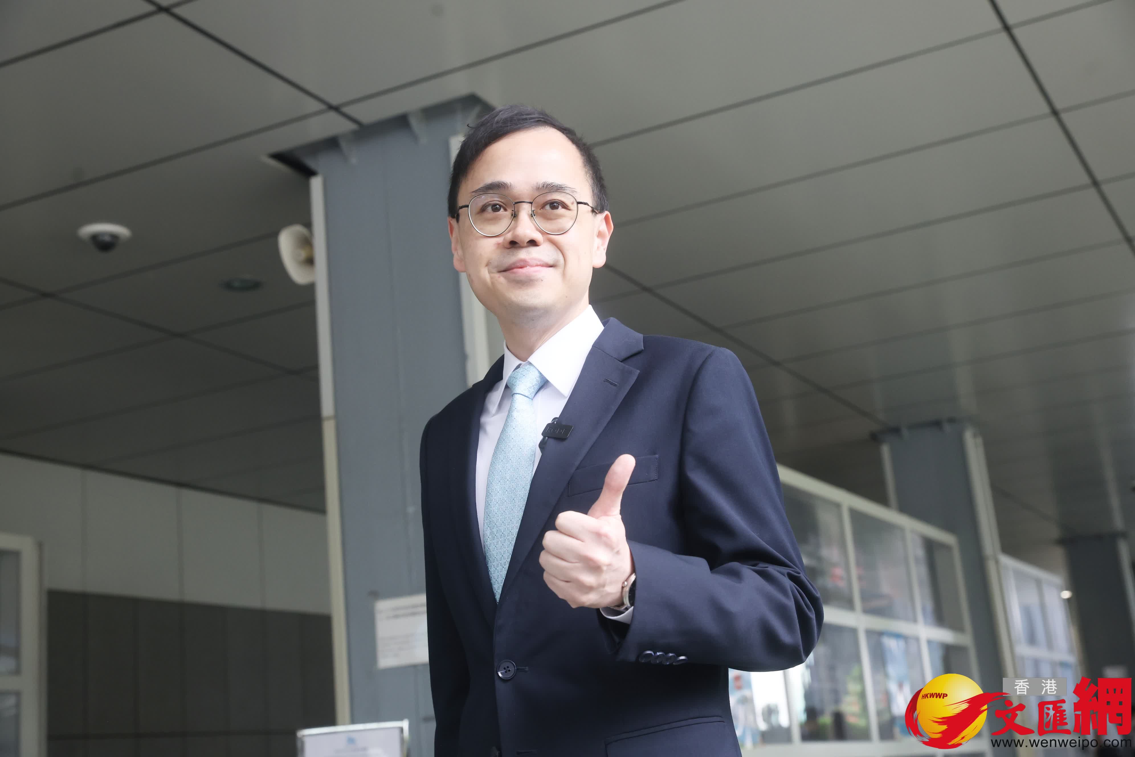 黃俊碩及其支持者前往報名參選立法會。(香港文匯報記者郭木又攝) 黃俊碩及其支持者前往報名參選立法會。(香港文匯報記者郭木又攝)
