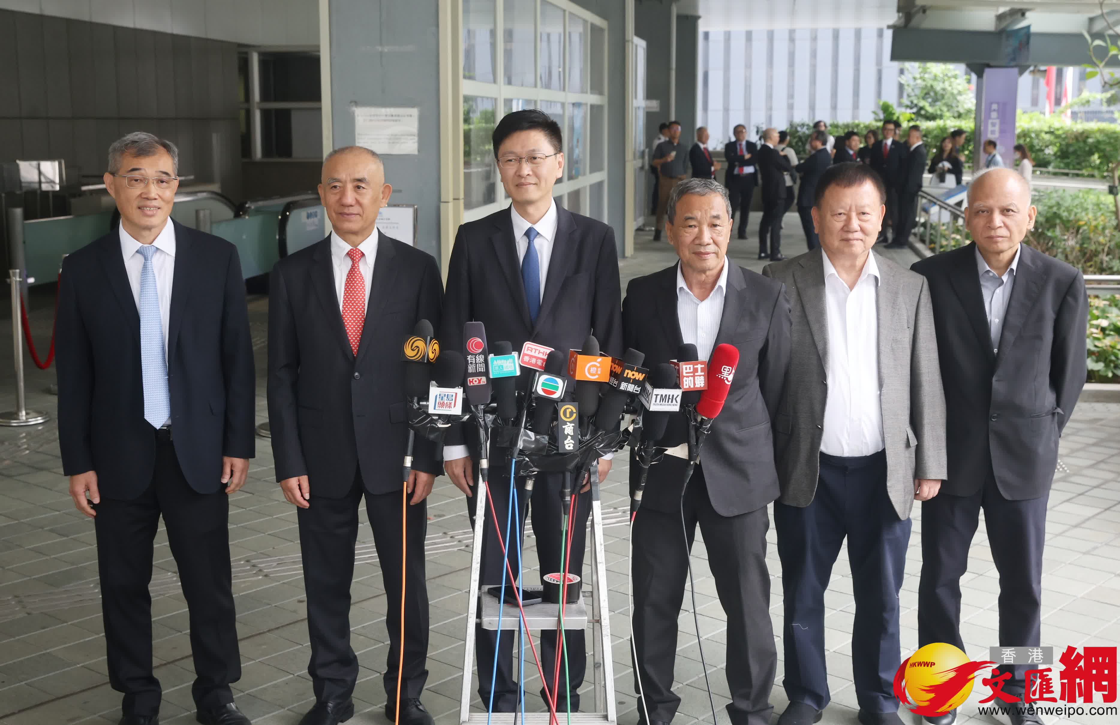 林銘鋒及其支持者前往報名參選立法會。(香港文匯報記者郭木又攝) 林銘鋒及其支持者前往報名參選立法會。(香港文匯報記者郭木又攝)