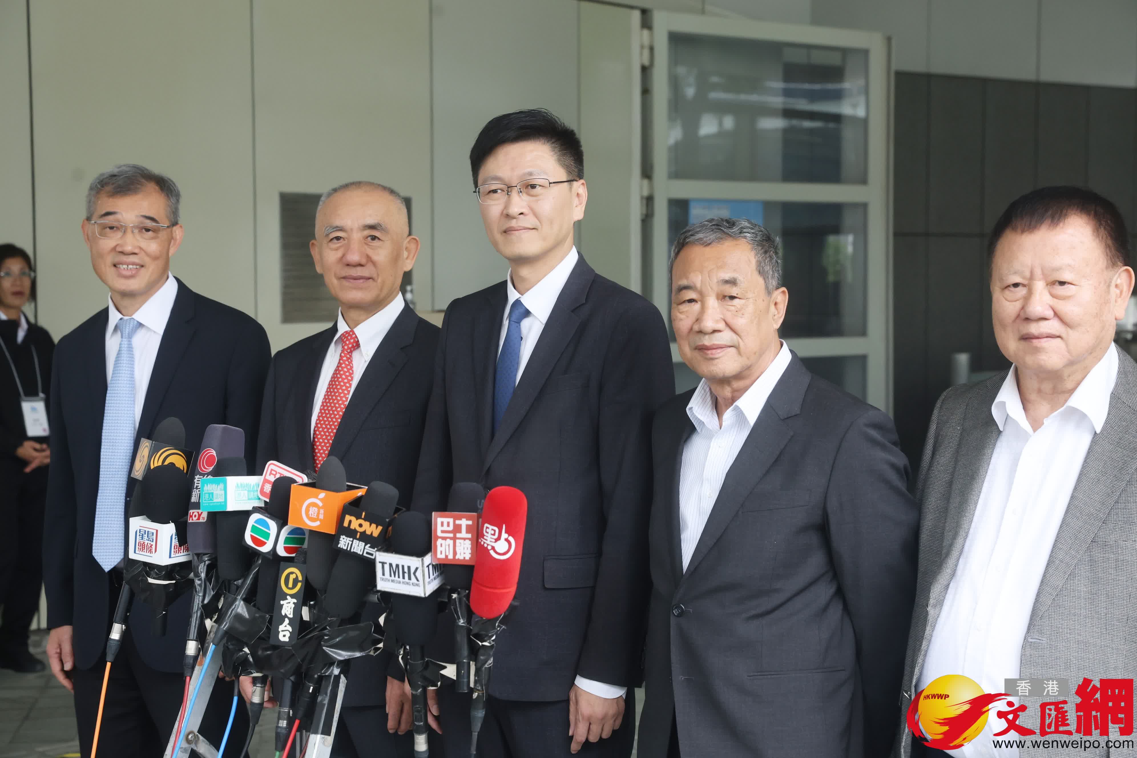 林銘鋒及其支持者前往報名參選立法會。(香港文匯報記者郭木又攝) 林銘鋒及其支持者前往報名參選立法會。(香港文匯報記者郭木又攝)