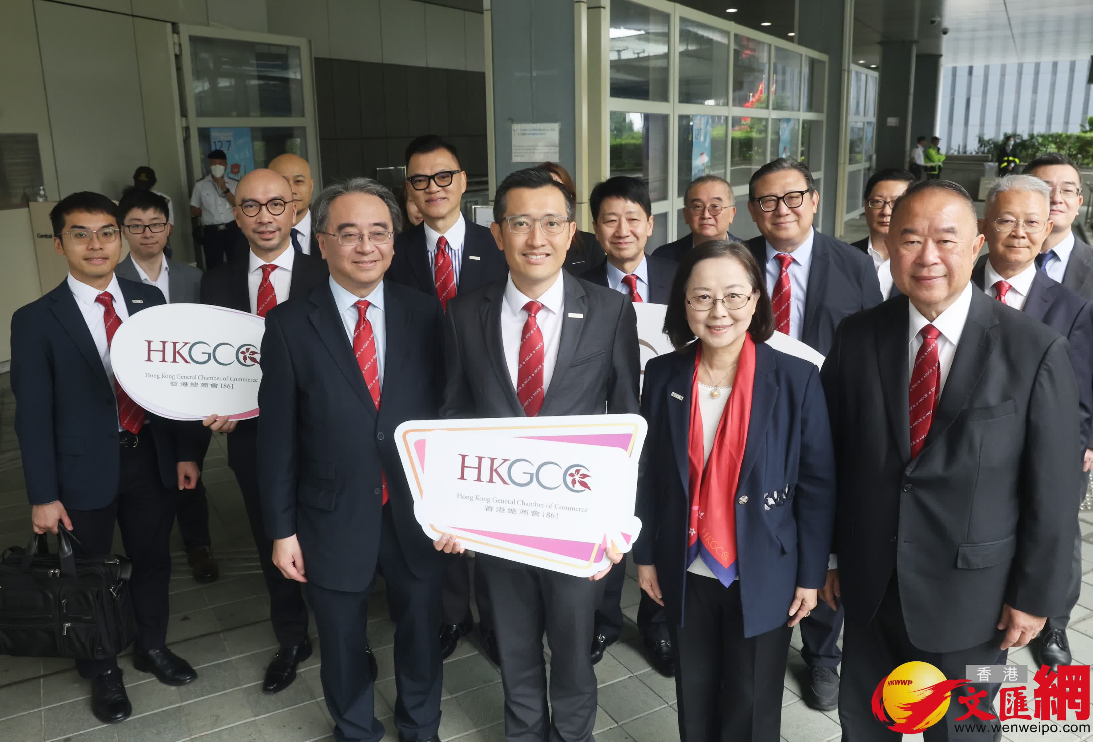 李家聰及其支持者前往報名參選立法會。(香港文匯報記者郭木又攝) 李家聰及其支持者前往報名參選立法會。(香港文匯報記者郭木又攝)